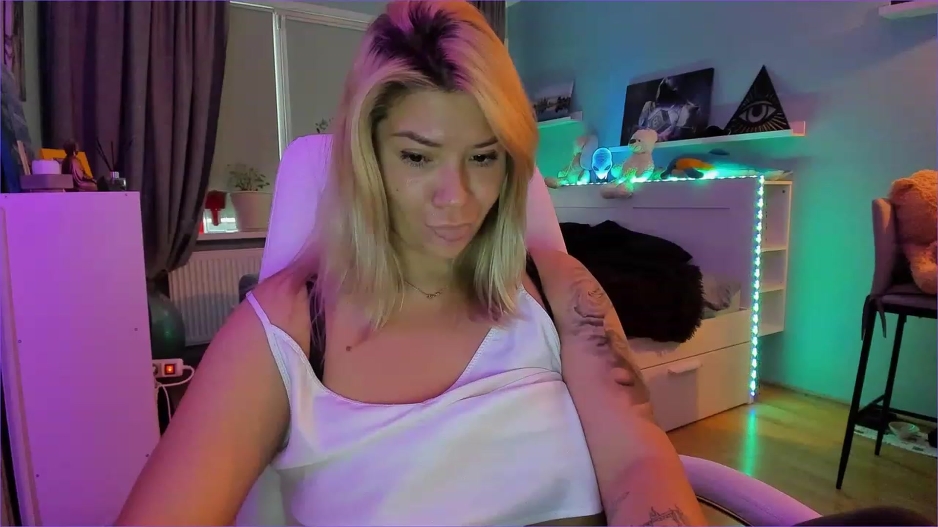Gallery image thumbnail from NickyBlein's myfreecams stream on, 12/17/2022, 10:25 image 9 of 20