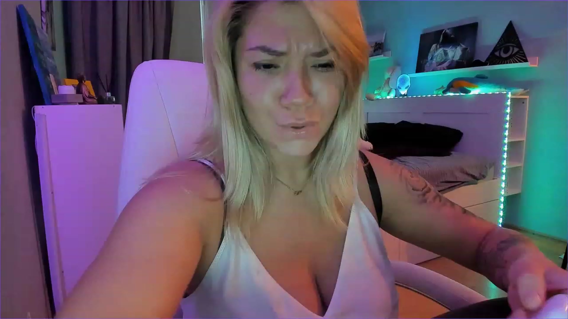 Gallery image thumbnail from NickyBlein's myfreecams stream on, 12/17/2022, 12:00 image 18 of 20