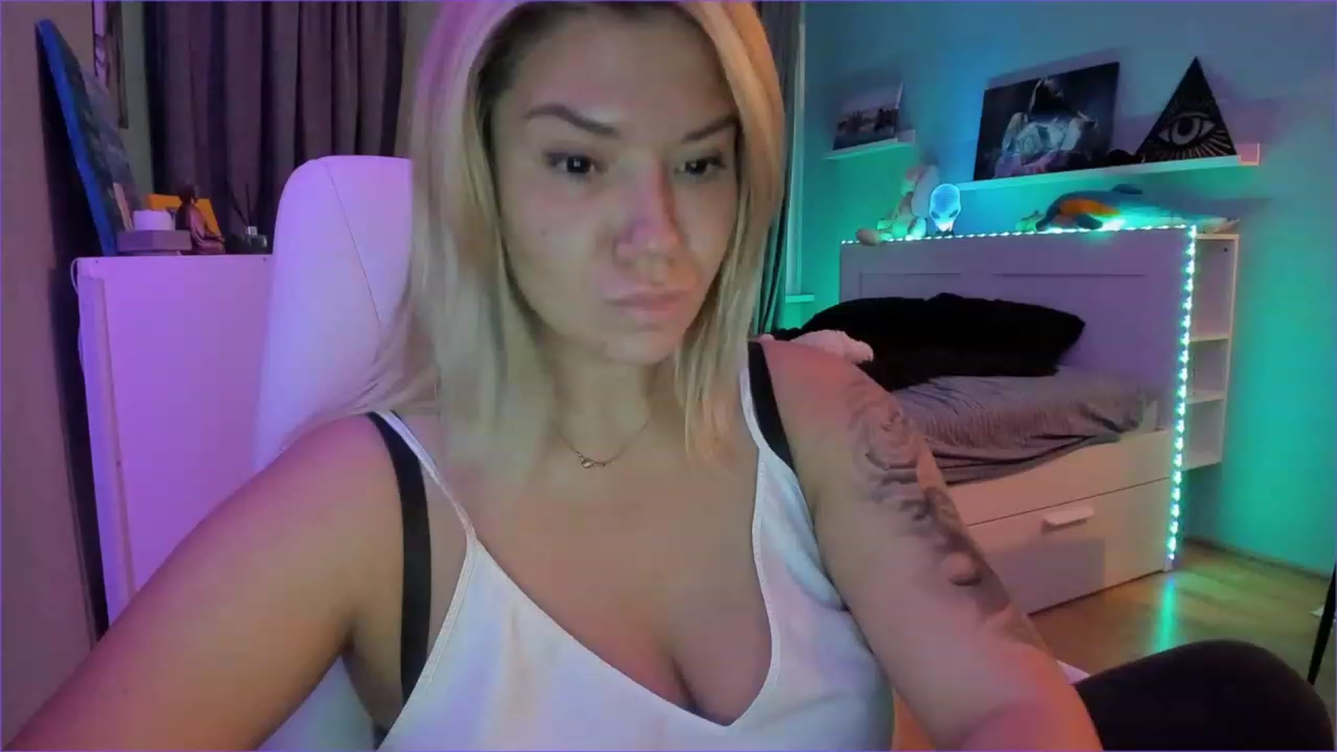 Gallery image thumbnail from NickyBlein's myfreecams stream on, 12/17/2022, 12:56 image 8 of 20