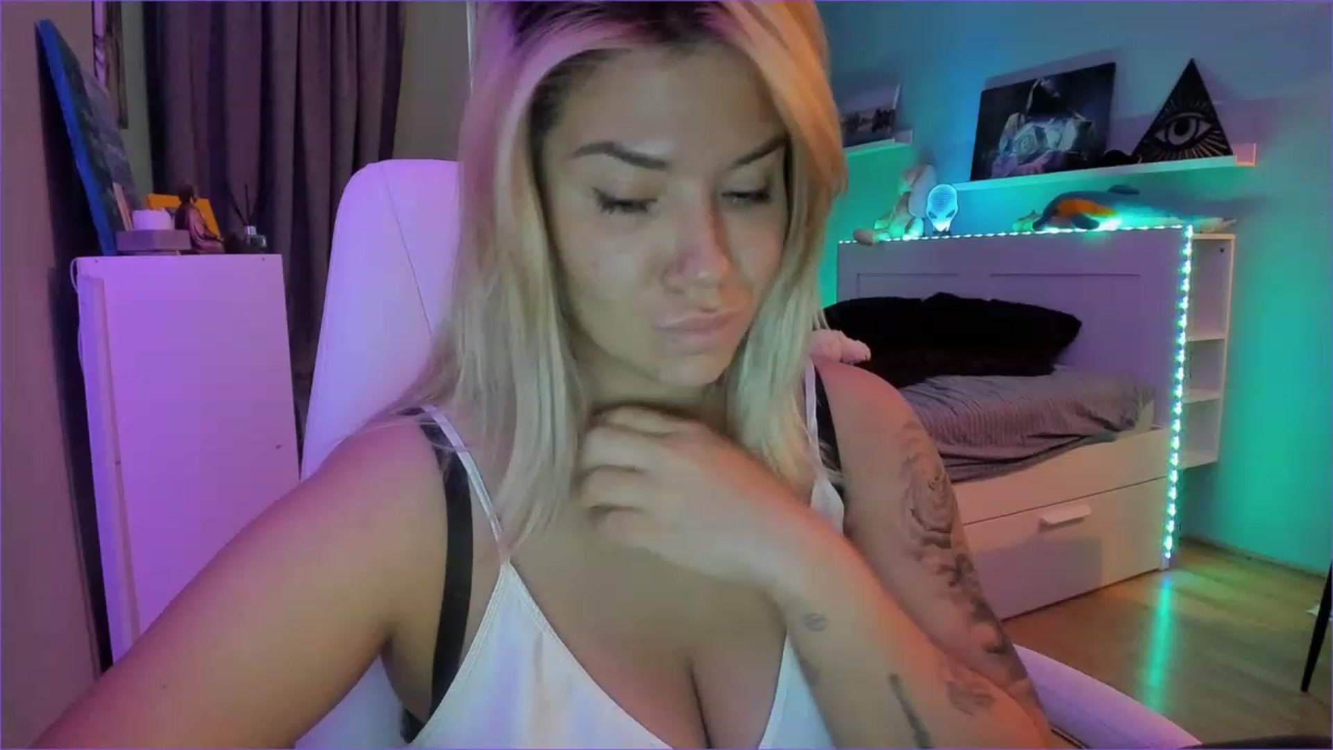 Gallery image thumbnail from NickyBlein's myfreecams stream on, 12/17/2022, 12:56 image 9 of 20