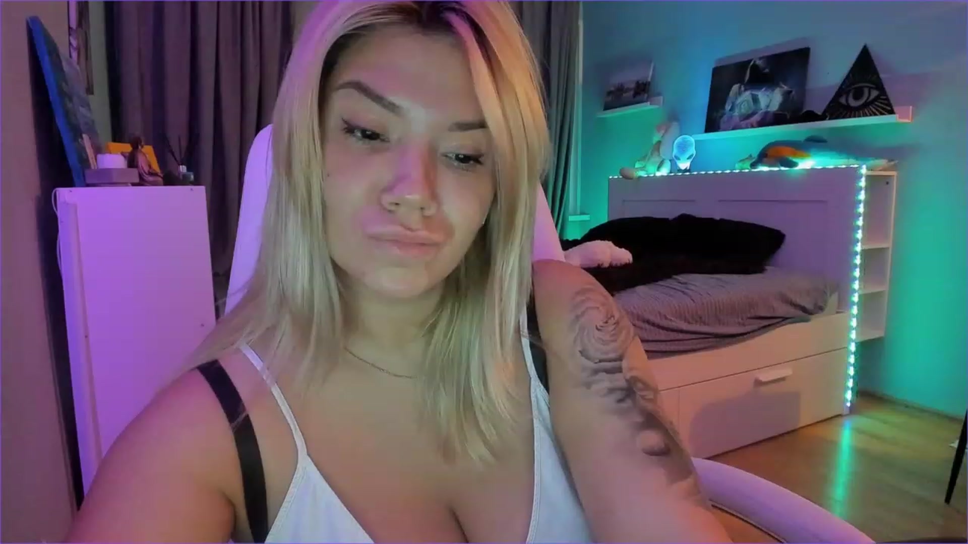 Gallery image thumbnail from NickyBlein's myfreecams stream on, 12/17/2022, 12:56 image 17 of 20