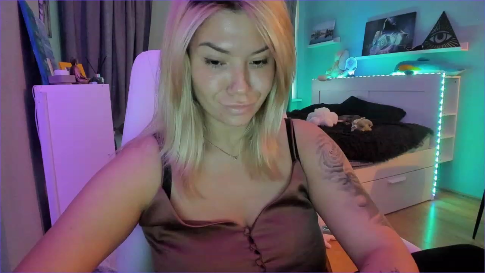 Gallery image thumbnail from NickyBlein's myfreecams stream on, 12/20/2022, 10:10 image 17 of 20