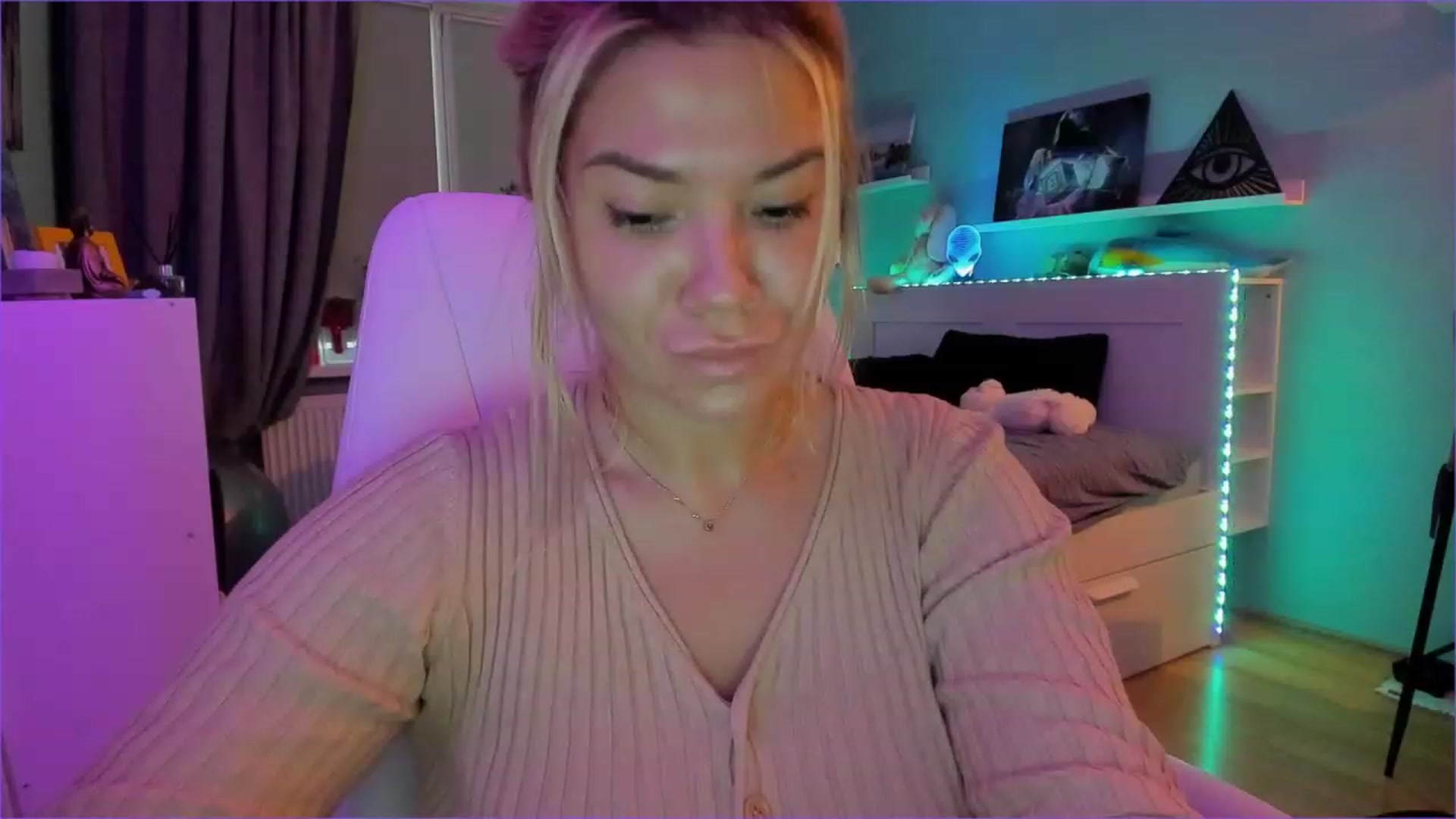 Gallery image thumbnail from NickyBlein's myfreecams stream on, 12/21/2022, 10:33 image 15 of 20