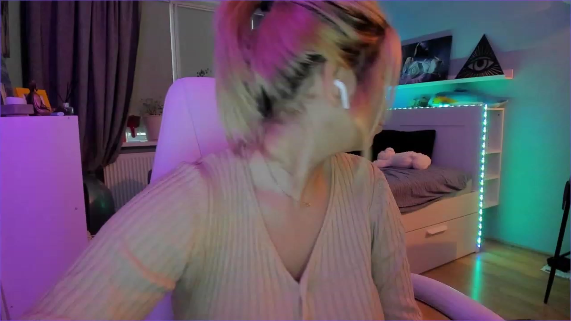 Gallery image thumbnail from NickyBlein's myfreecams stream on, 12/21/2022, 10:33 image 12 of 20