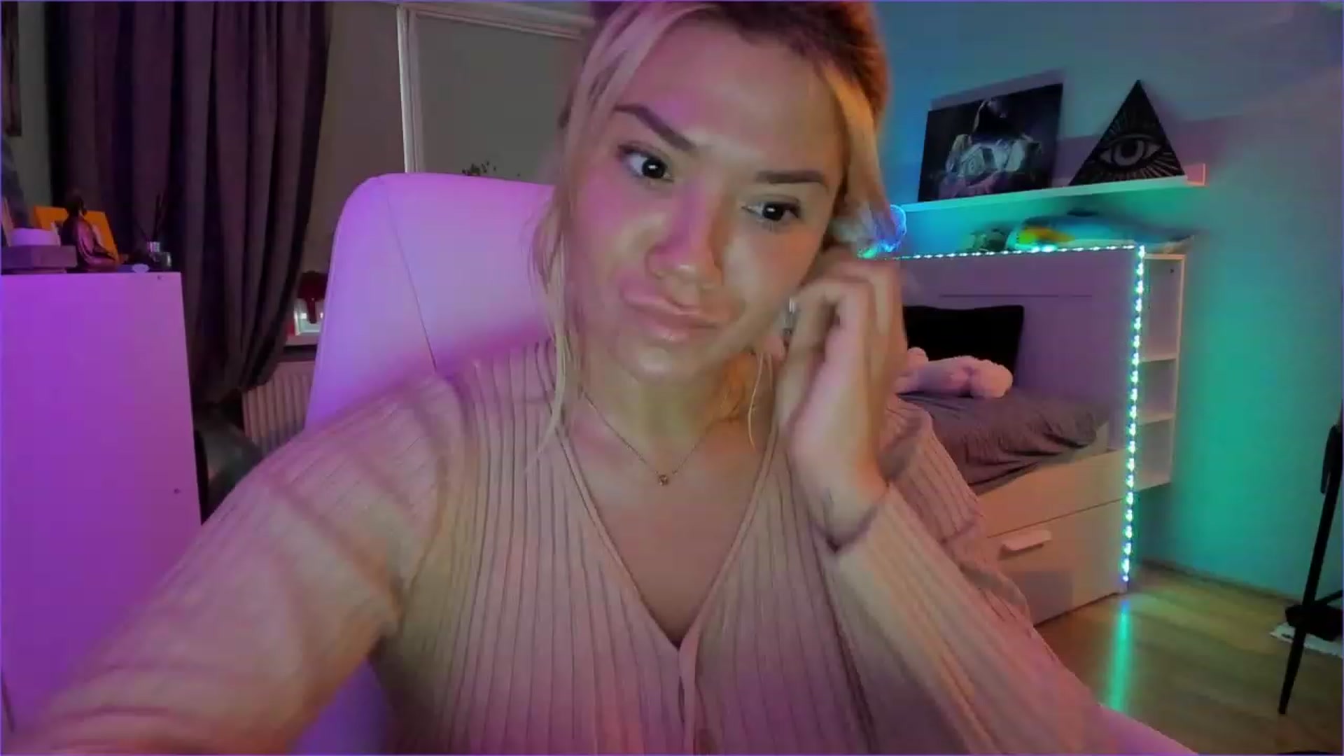 Gallery image thumbnail from NickyBlein's myfreecams stream on, 12/21/2022, 10:33 image 20 of 20