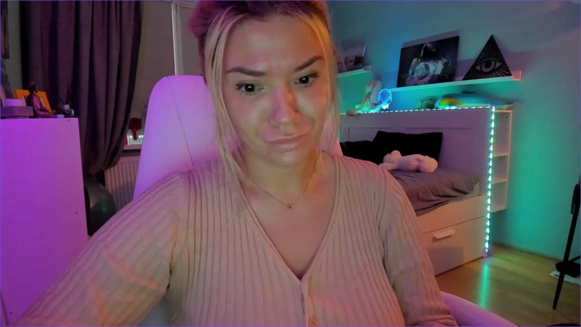 Gallery image thumbnail from NickyBlein's myfreecams stream on, 12/21/2022, 10:33 image 17 of 20