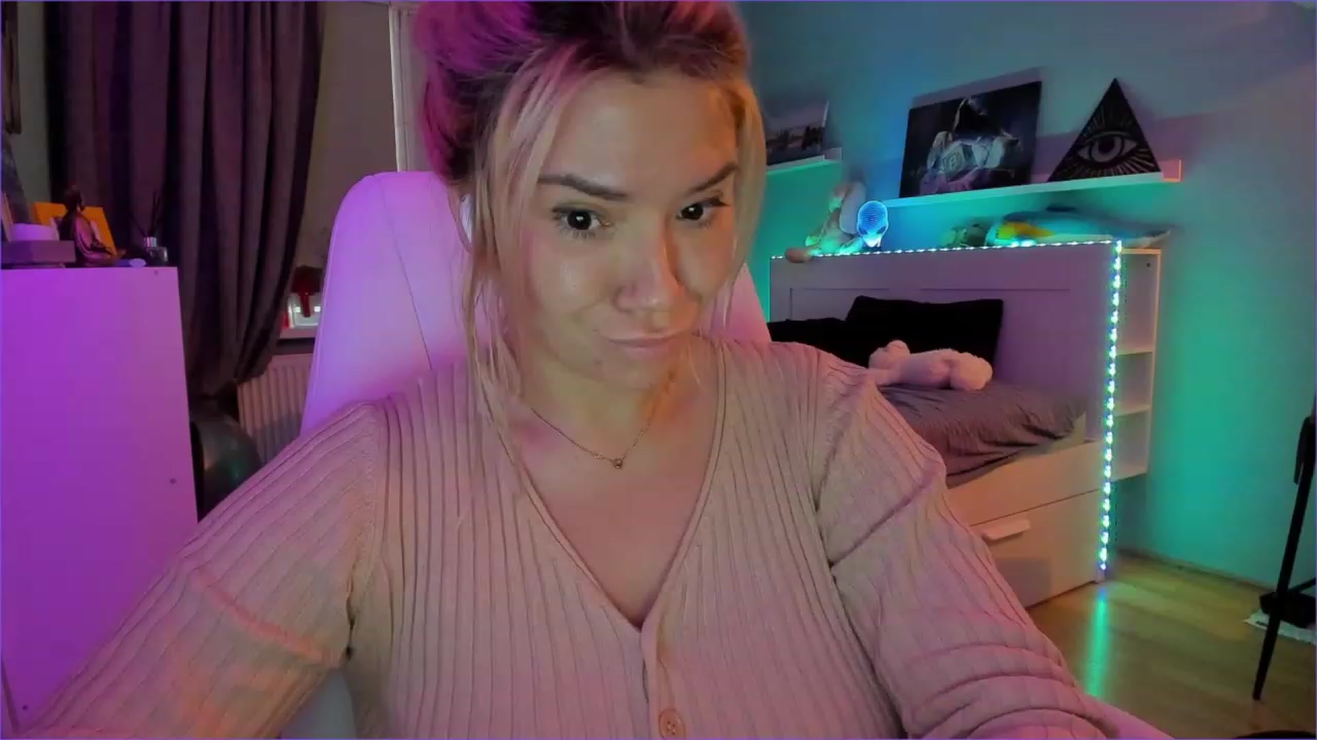 Gallery image thumbnail from NickyBlein's myfreecams stream on, 12/21/2022, 10:33 image 18 of 20