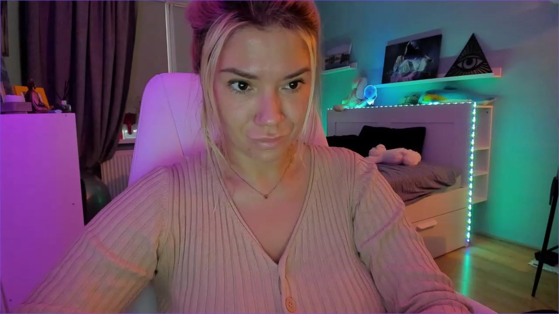 Gallery image thumbnail from NickyBlein's myfreecams stream on, 12/21/2022, 10:33 image 16 of 20