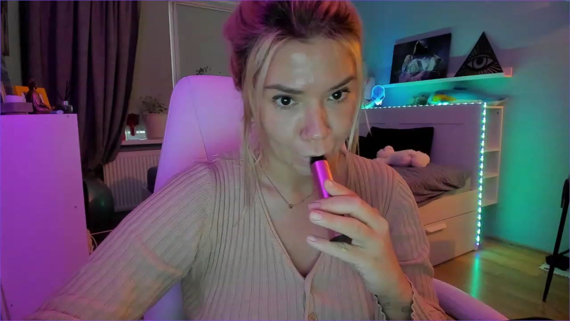Gallery image thumbnail from NickyBlein's myfreecams stream on, 12/21/2022, 10:33 image 5 of 20