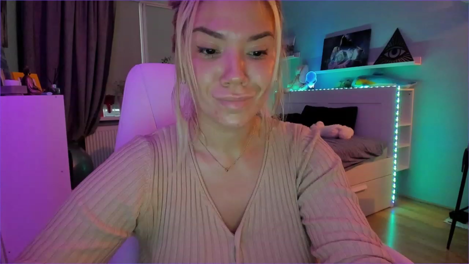 Gallery image thumbnail from NickyBlein's myfreecams stream on, 12/21/2022, 10:33 image 8 of 20