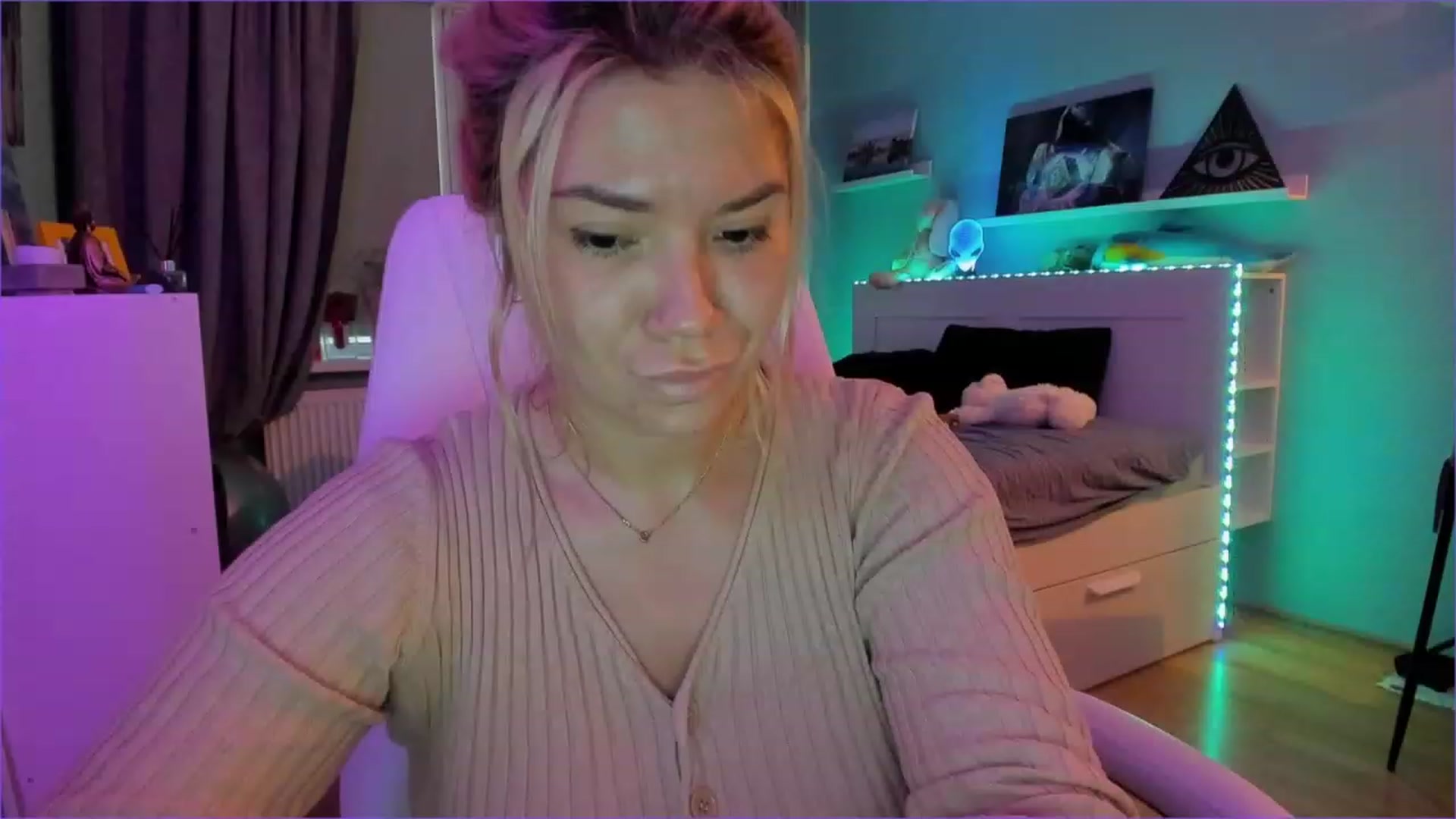 Gallery image thumbnail from NickyBlein's myfreecams stream on, 12/21/2022, 10:33 image 1 of 20