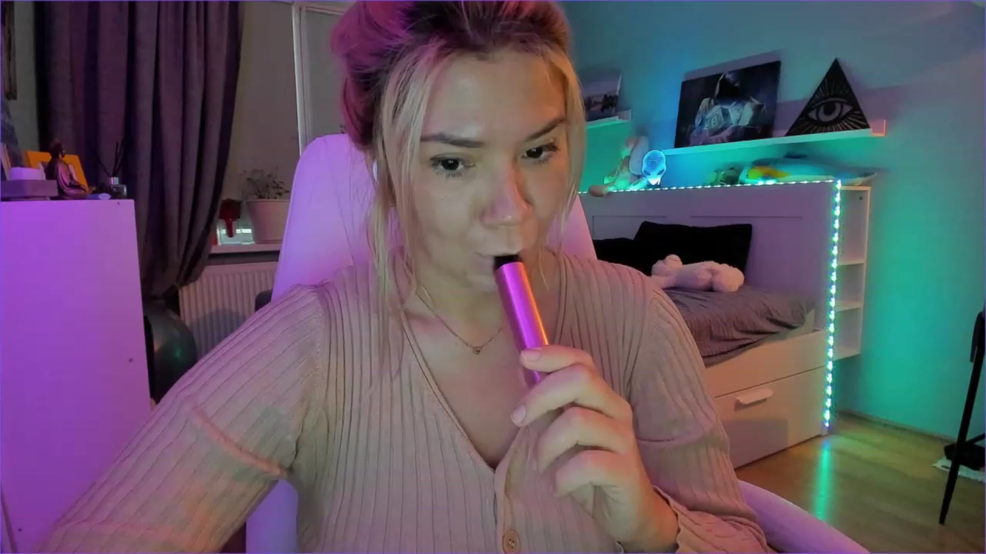 Gallery image thumbnail from NickyBlein's myfreecams stream on, 12/21/2022, 10:33 image 10 of 20