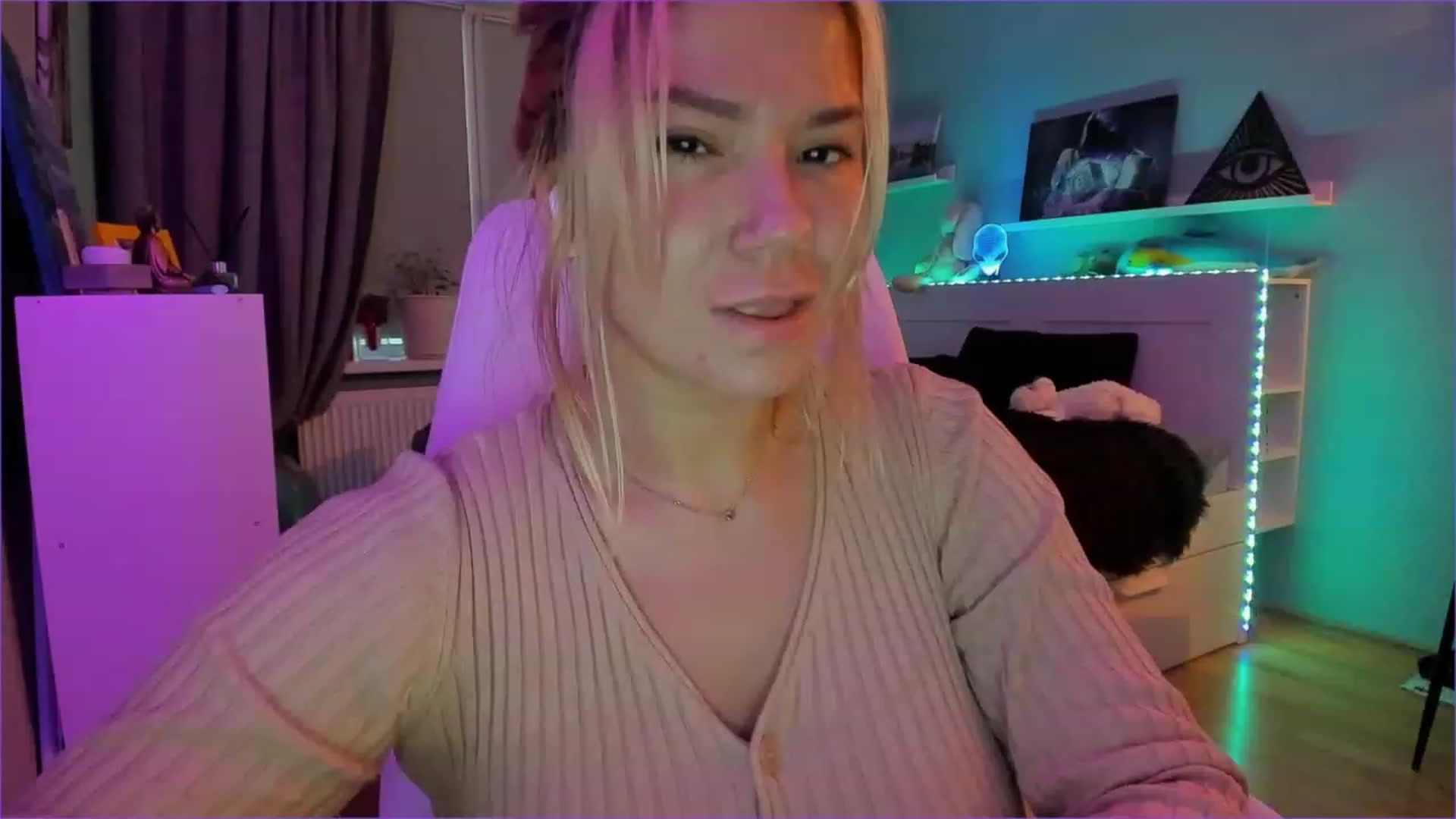 Gallery image thumbnail from NickyBlein's myfreecams stream on, 12/21/2022, 12:36 image 14 of 20