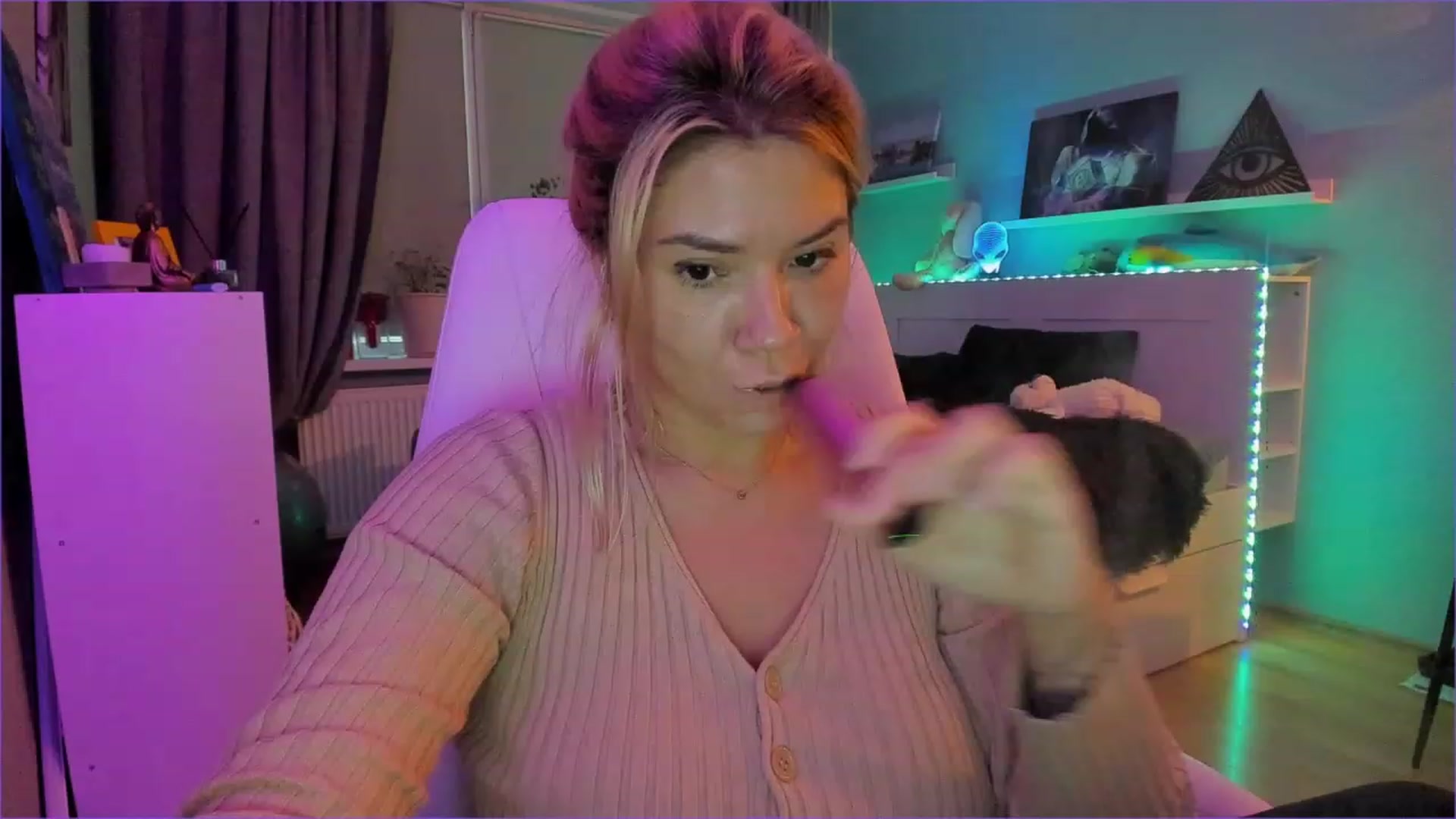 Gallery image thumbnail from NickyBlein's myfreecams stream on, 12/21/2022, 12:36 image 16 of 20