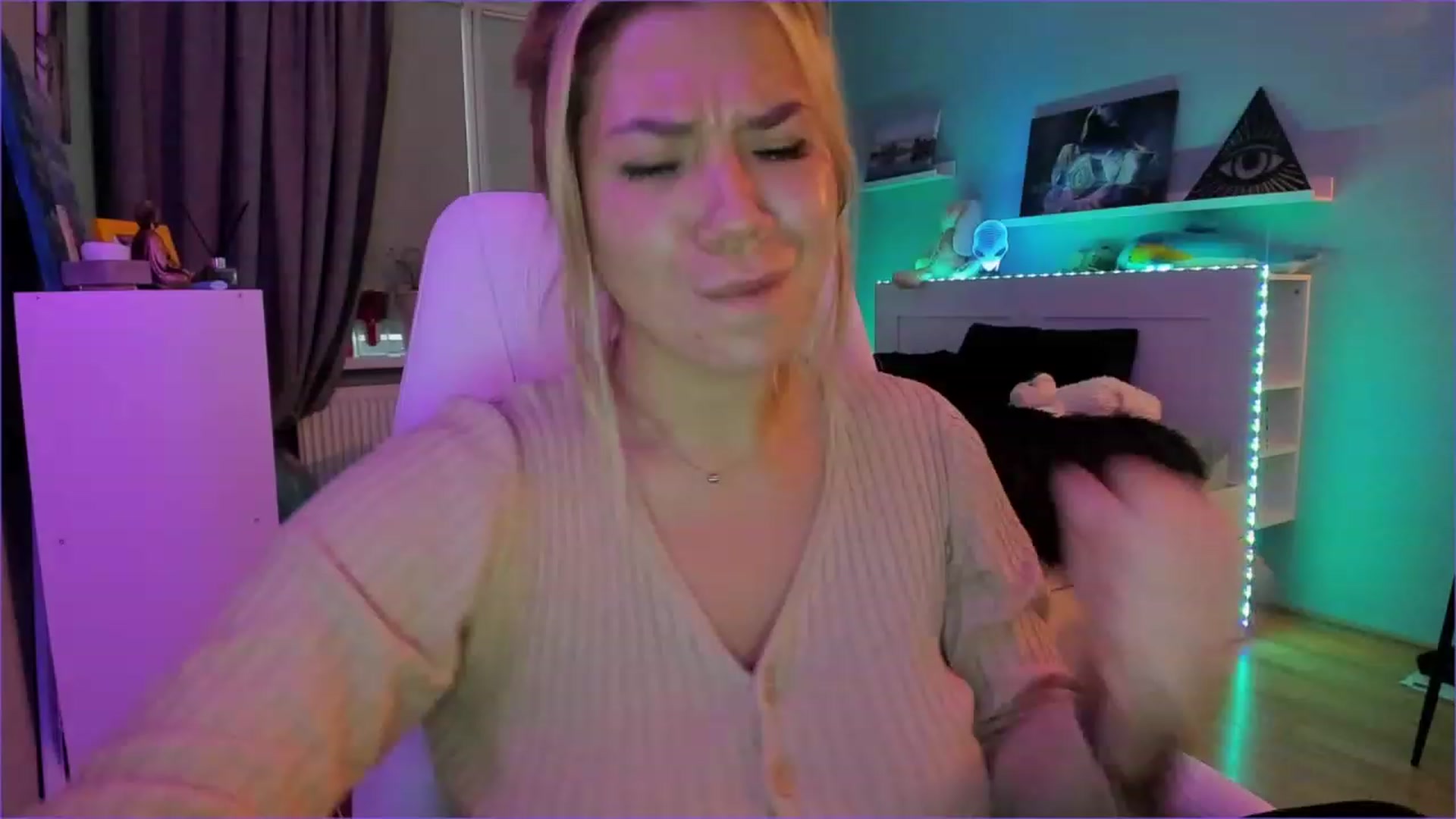Gallery image thumbnail from NickyBlein's myfreecams stream on, 12/21/2022, 12:36 image 10 of 20