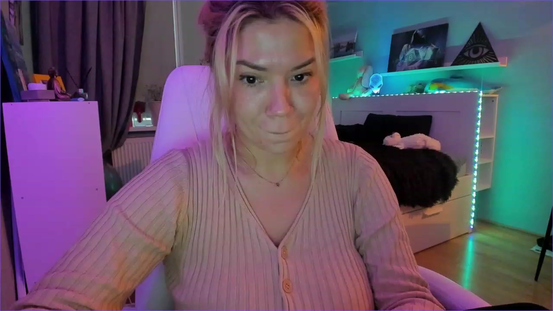 Gallery image thumbnail from NickyBlein's myfreecams stream on, 12/21/2022, 12:36 image 1 of 20