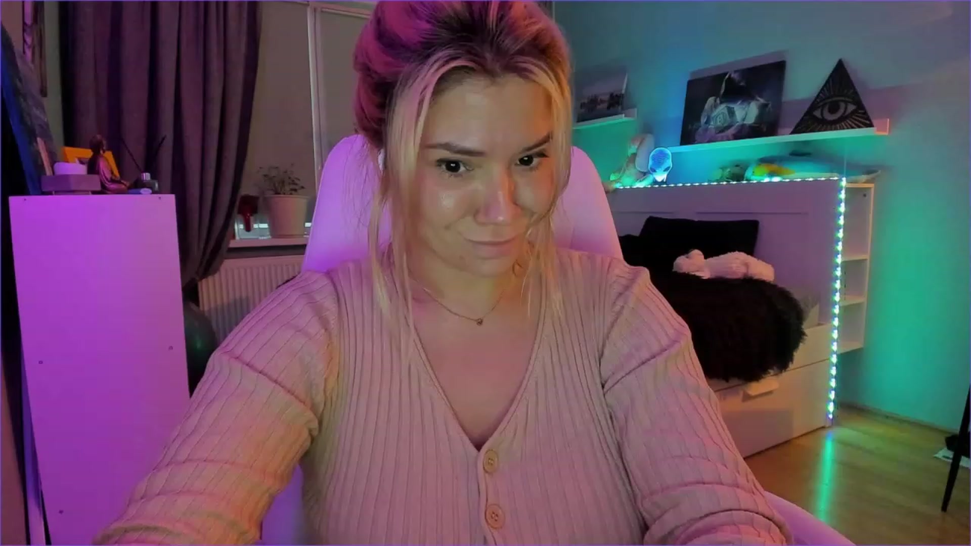 Gallery image thumbnail from NickyBlein's myfreecams stream on, 12/21/2022, 12:36 image 15 of 20