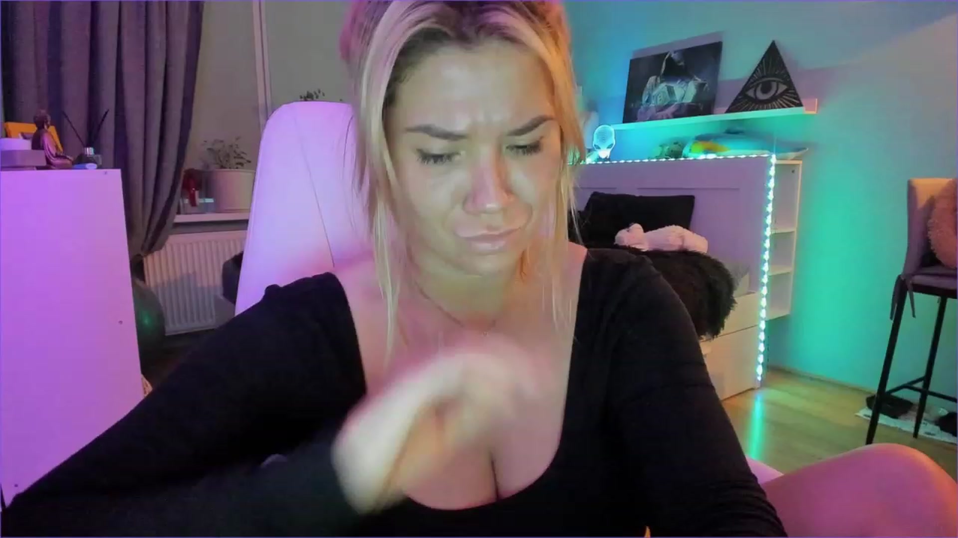 Gallery image thumbnail from NickyBlein's myfreecams stream on, 12/21/2022, 13:28 image 9 of 20