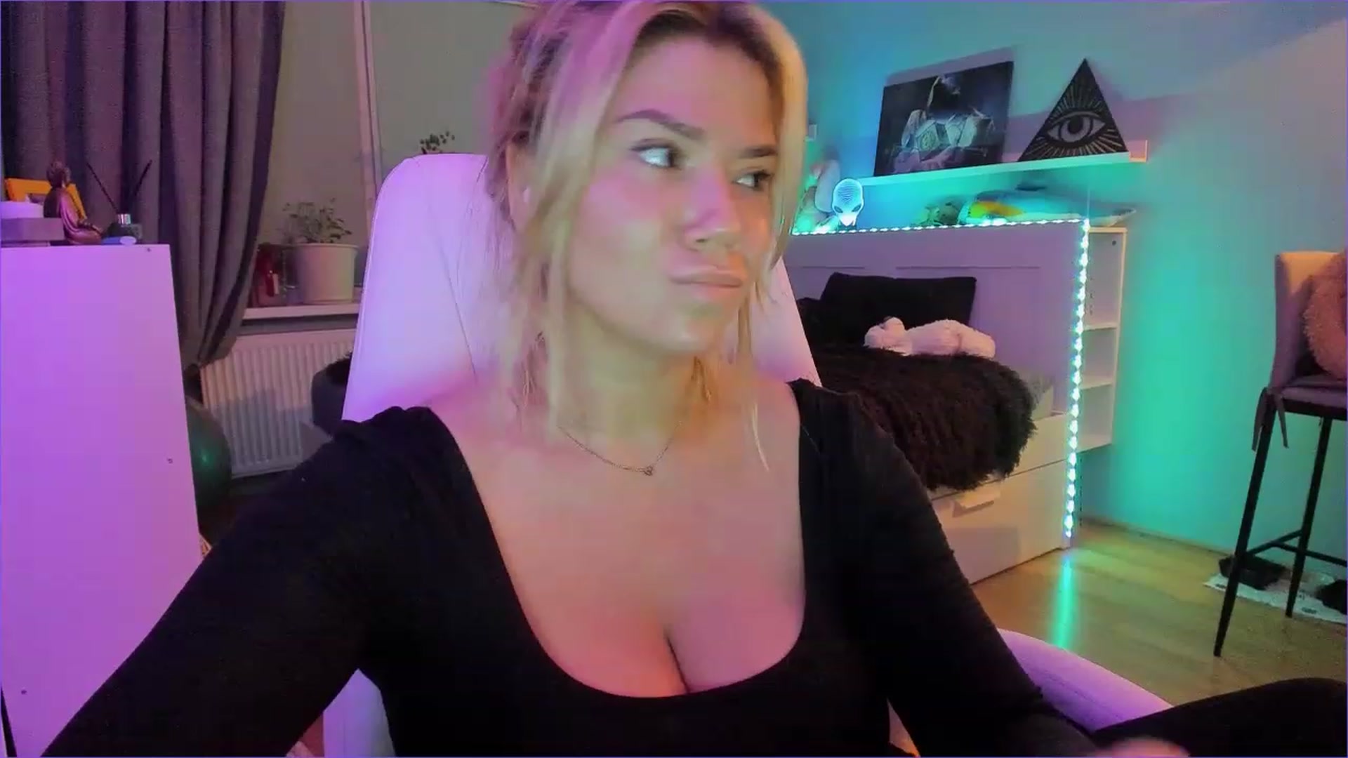 Gallery image thumbnail from NickyBlein's myfreecams stream on, 12/21/2022, 14:07 image 7 of 20