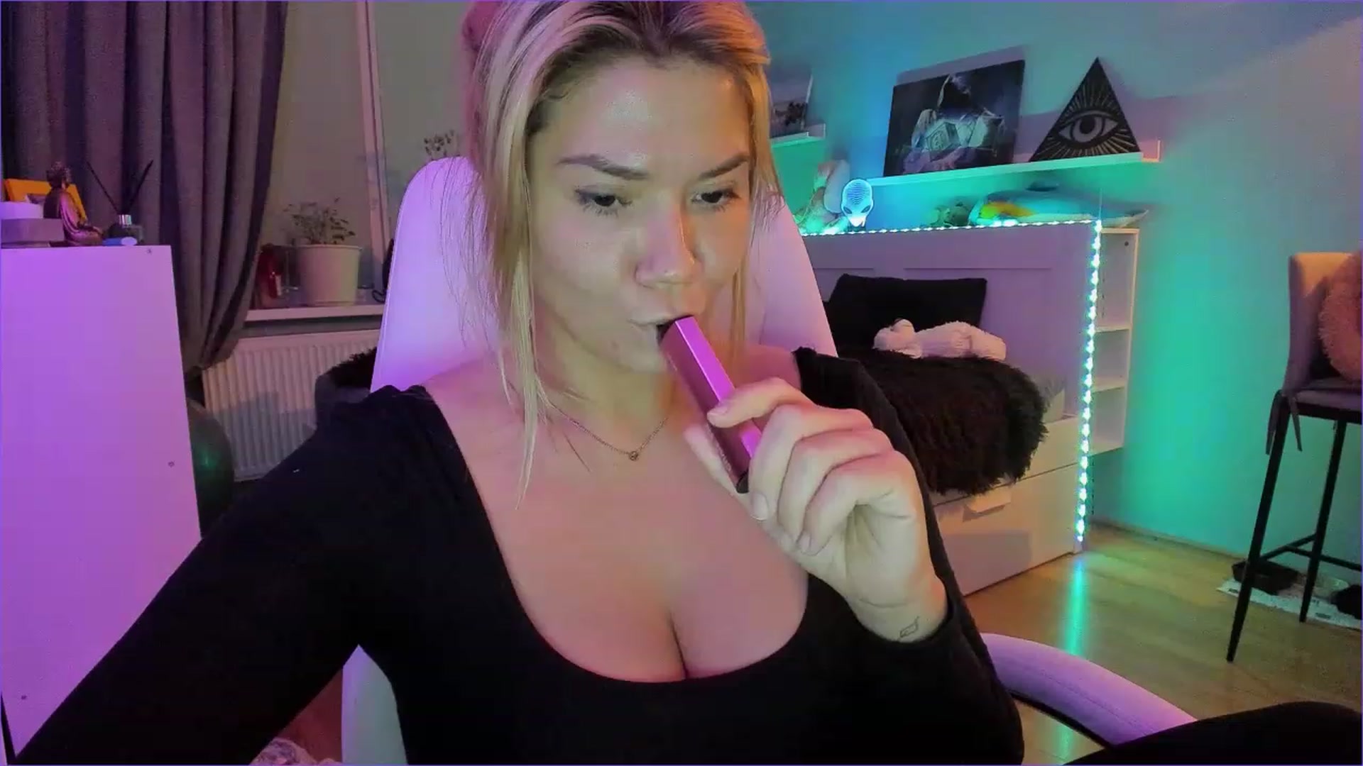 Gallery image thumbnail from NickyBlein's myfreecams stream on, 12/21/2022, 14:07 image 2 of 20