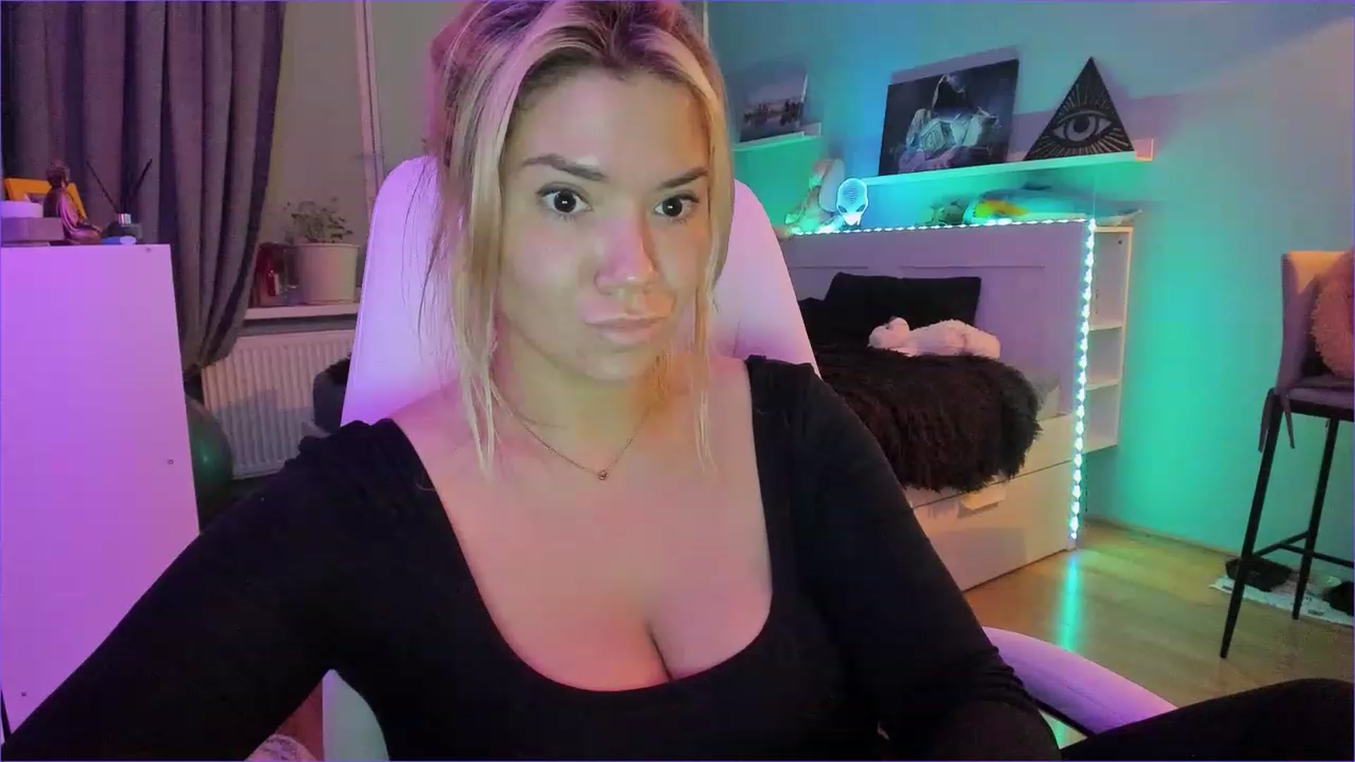 Gallery image thumbnail from NickyBlein's myfreecams stream on, 12/21/2022, 14:07 image 6 of 20