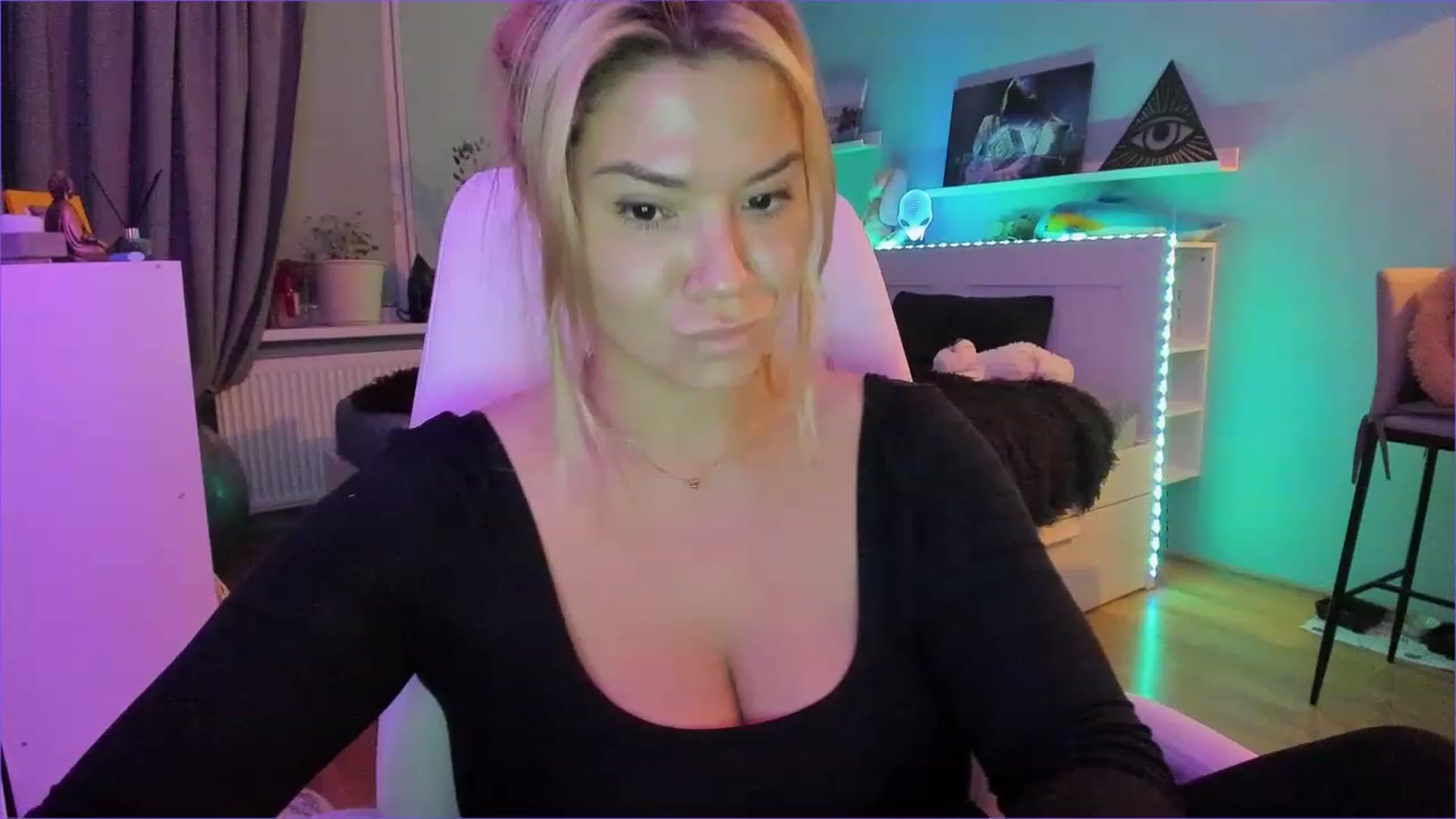 Gallery image thumbnail from NickyBlein's myfreecams stream on, 12/21/2022, 14:07 image 4 of 20