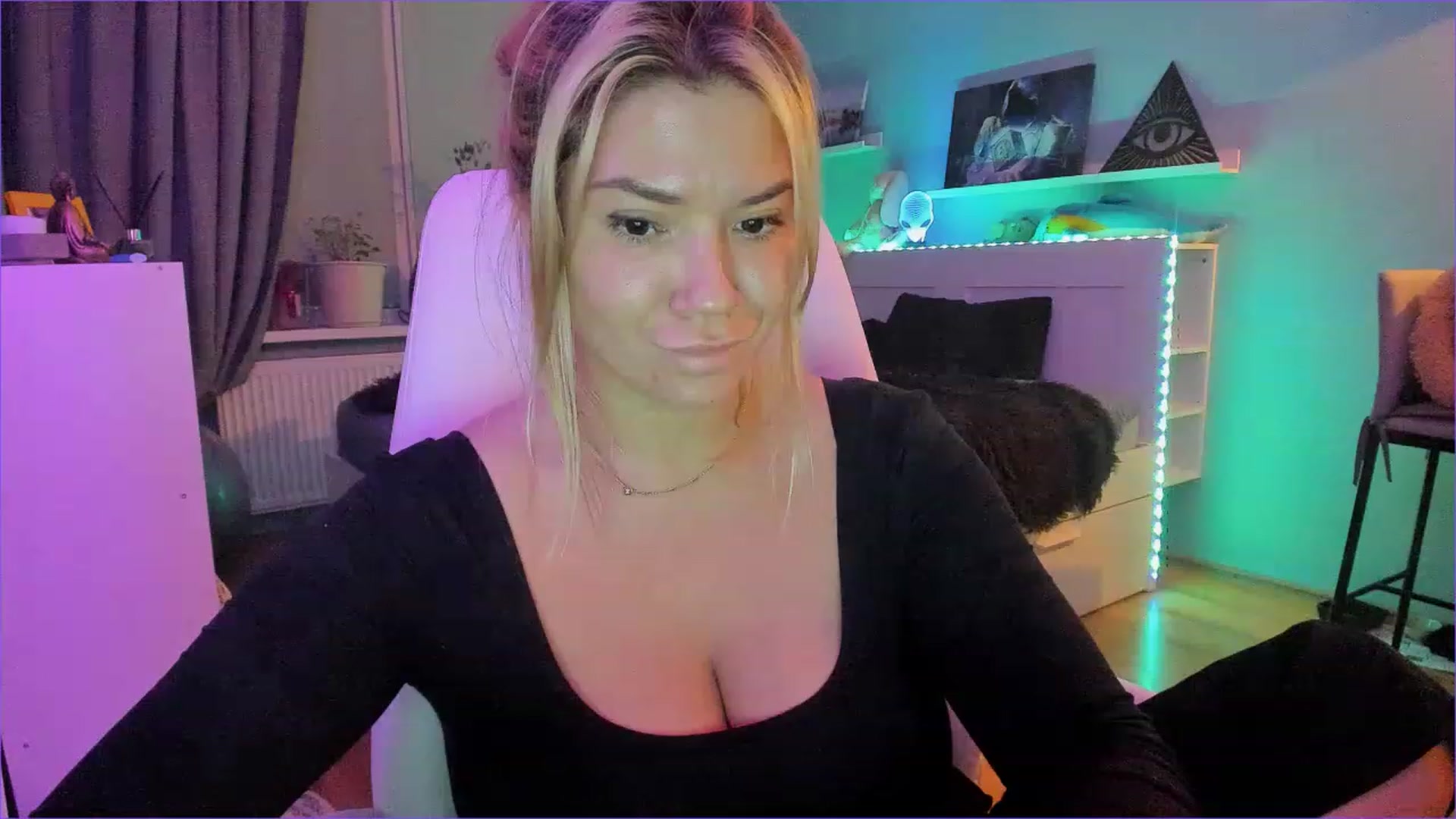 Gallery image thumbnail from NickyBlein's myfreecams stream on, 12/21/2022, 14:07 image 18 of 20