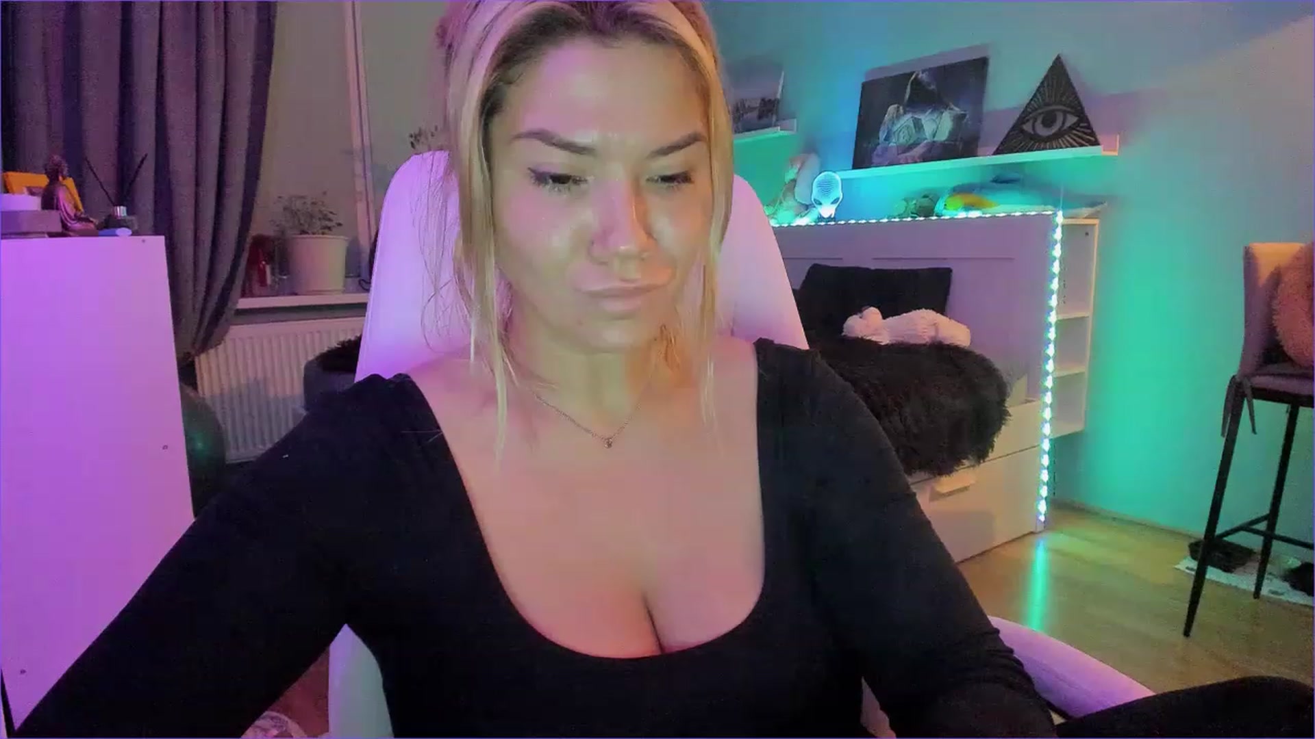 Gallery image thumbnail from NickyBlein's myfreecams stream on, 12/21/2022, 14:07 image 3 of 20