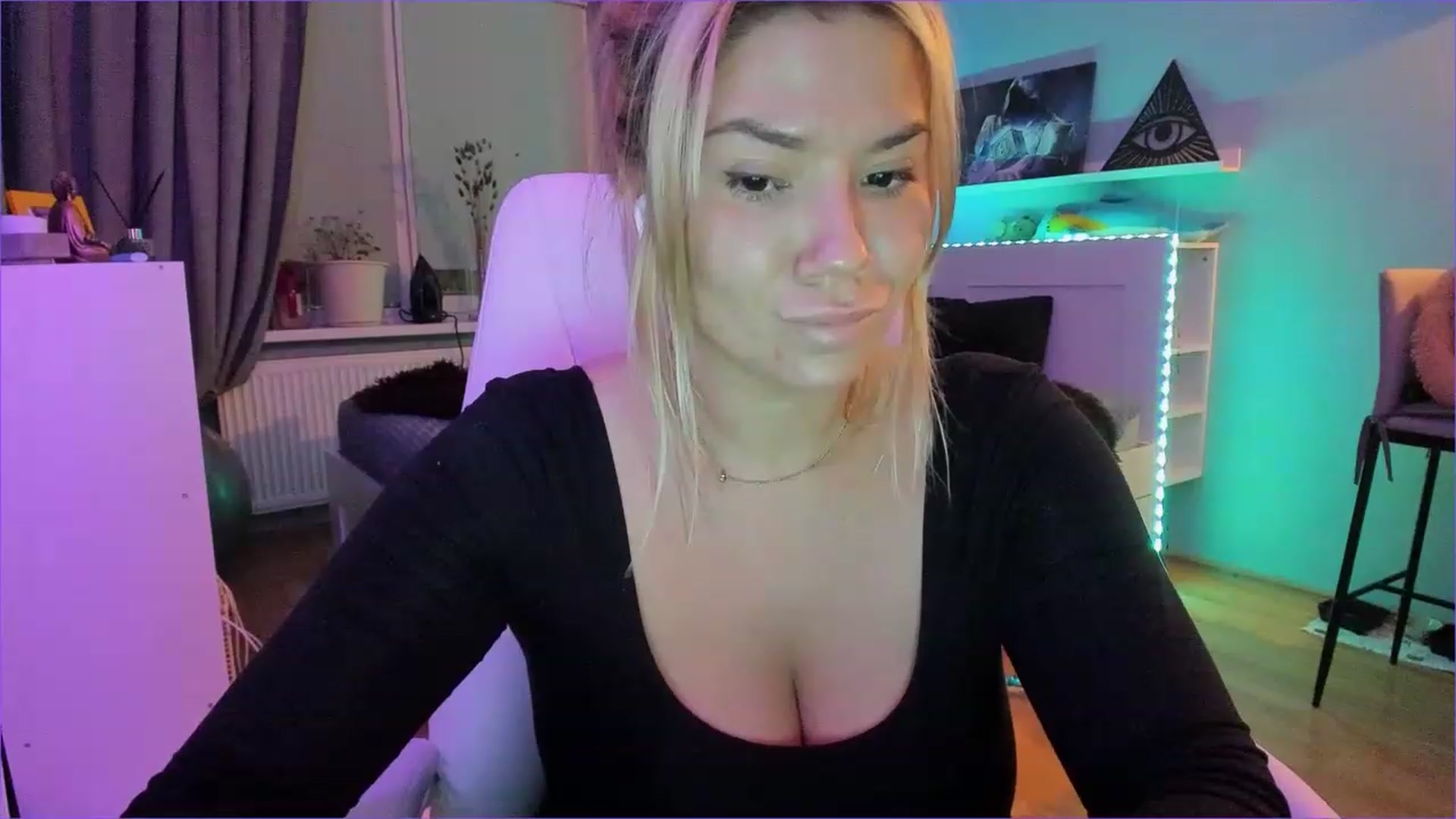 Gallery image thumbnail from NickyBlein's myfreecams stream on, 12/21/2022, 14:07 image 17 of 20