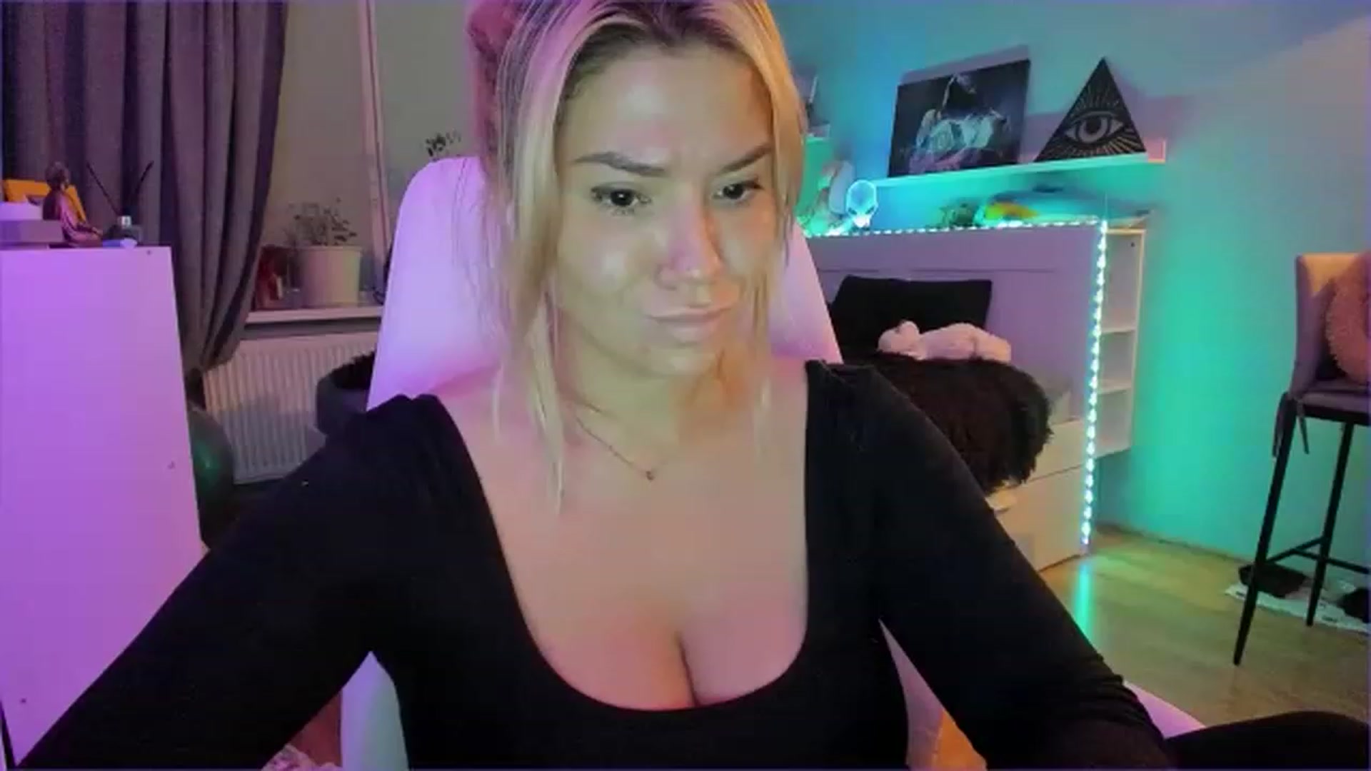 Gallery image thumbnail from NickyBlein's myfreecams stream on, 12/21/2022, 14:07 image 1 of 20