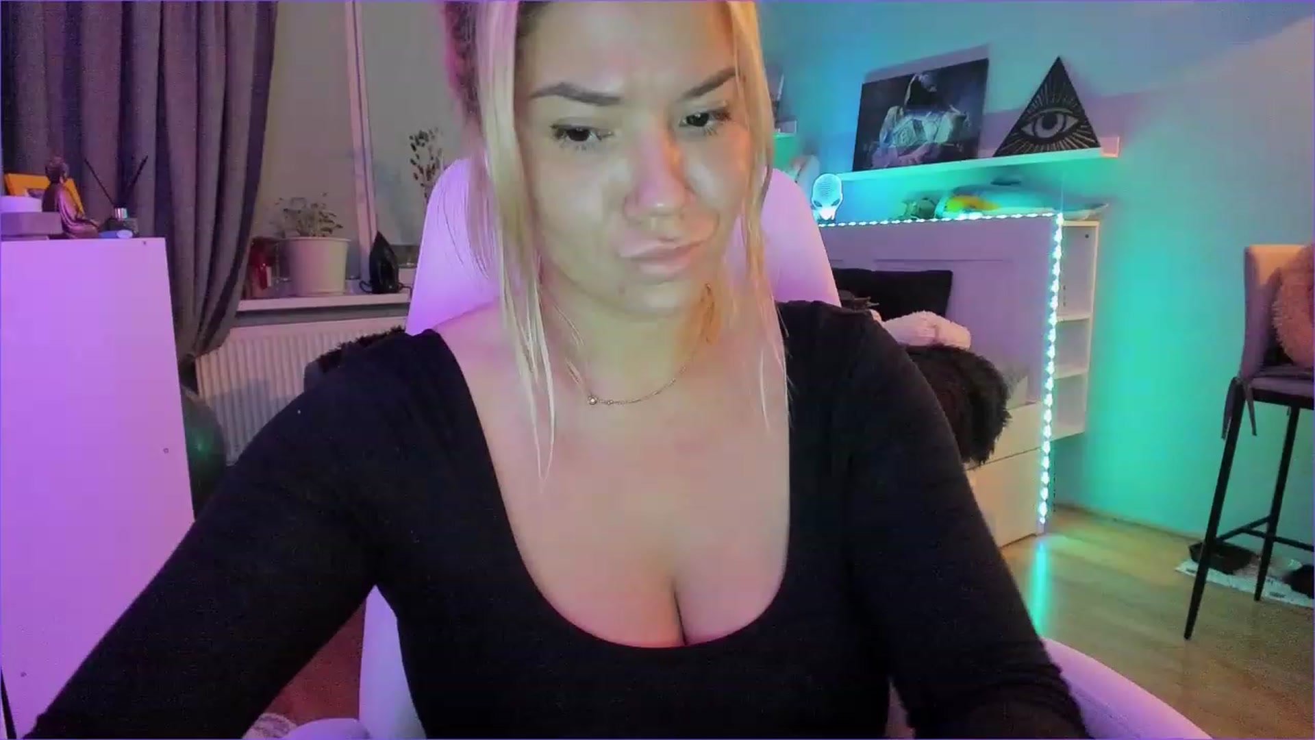 Gallery image thumbnail from NickyBlein's myfreecams stream on, 12/21/2022, 14:07 image 11 of 20