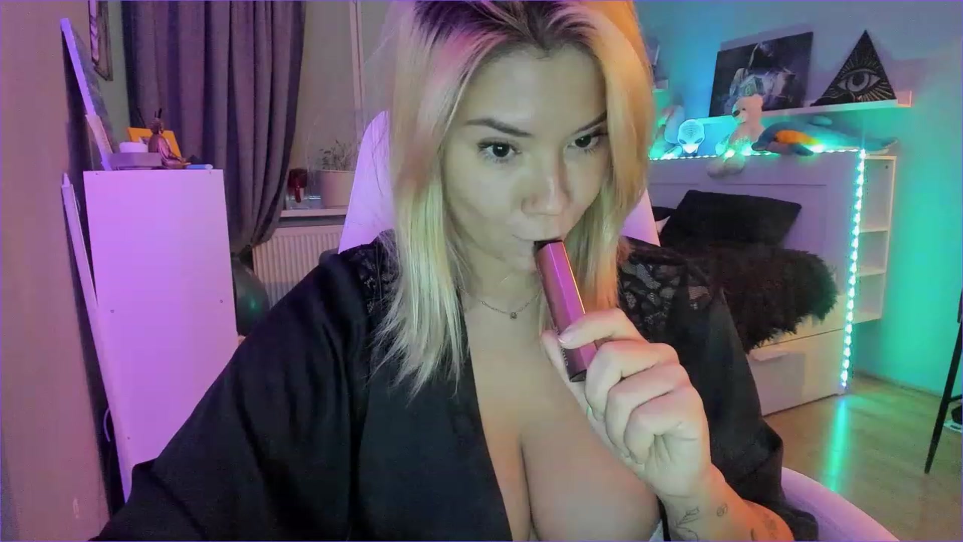 Gallery image thumbnail from NickyBlein's myfreecams stream on, 12/23/2022, 13:18 image 16 of 20