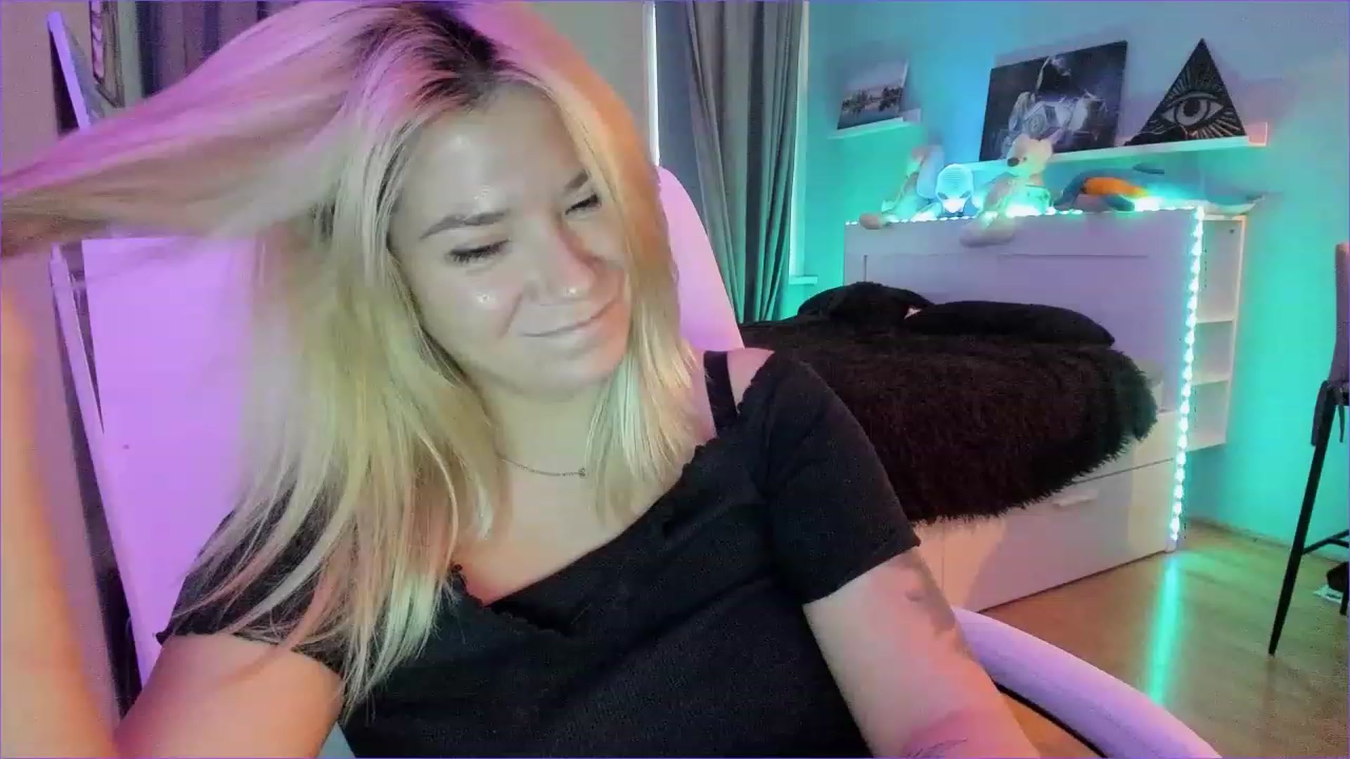 Gallery image thumbnail from NickyBlein's myfreecams stream on, 12/24/2022, 11:51 image 17 of 20