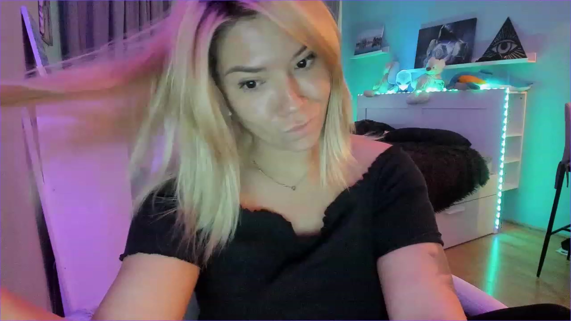 Gallery image thumbnail from NickyBlein's myfreecams stream on, 12/24/2022, 11:51 image 7 of 20