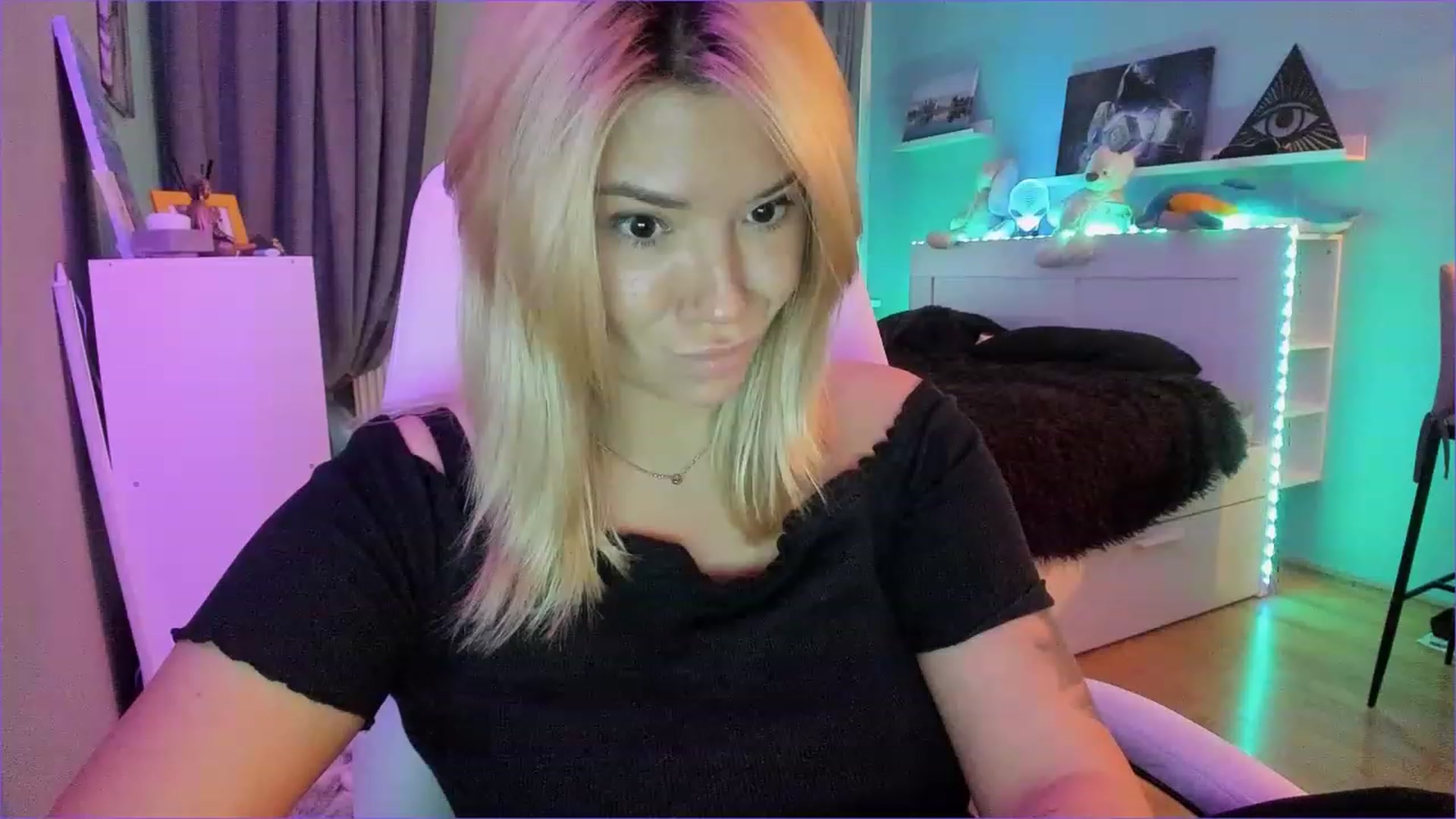 Gallery image thumbnail from NickyBlein's myfreecams stream on, 12/24/2022, 11:51 image 5 of 20