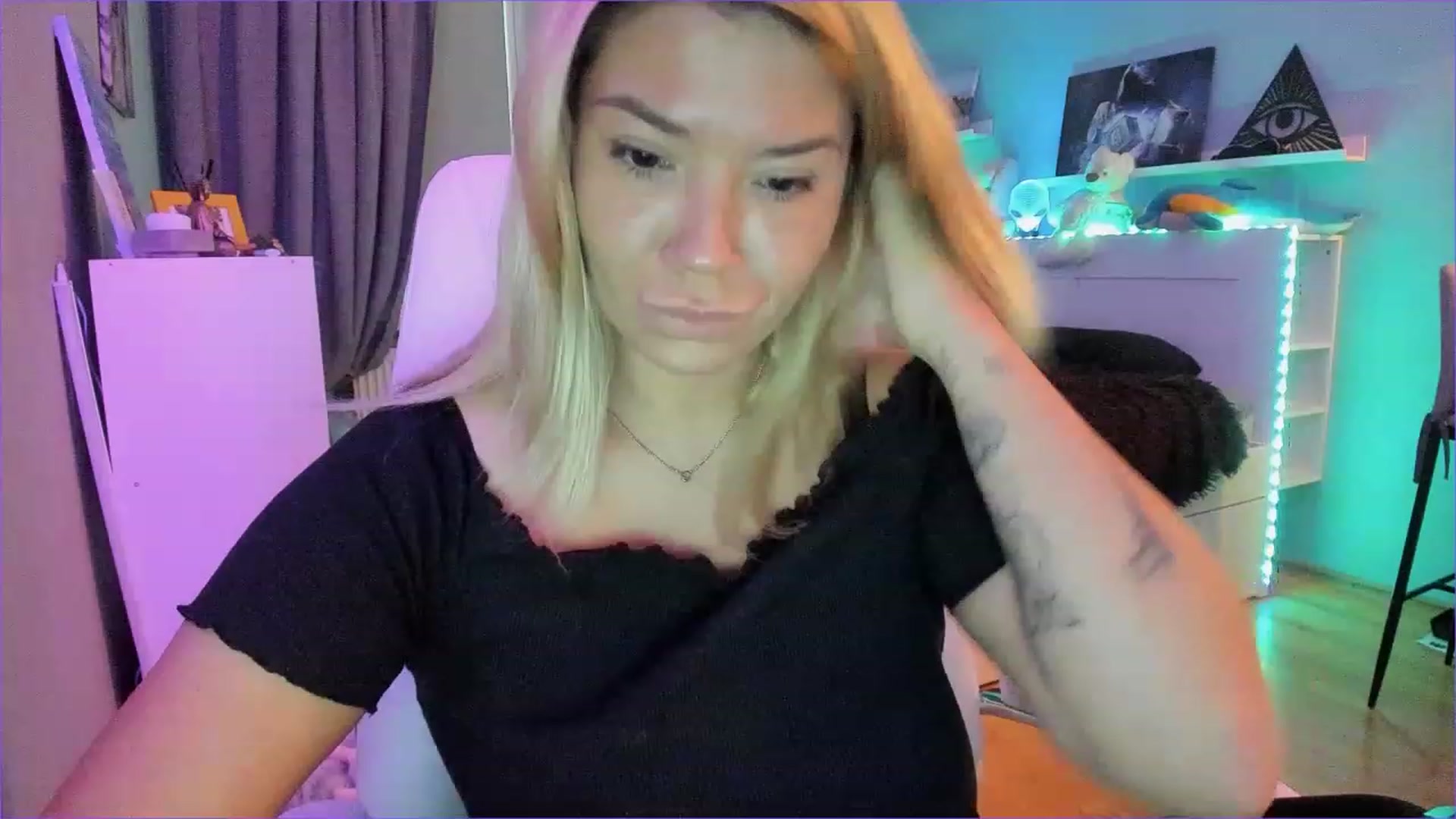 Gallery image thumbnail from NickyBlein's myfreecams stream on, 12/24/2022, 11:51 image 9 of 20