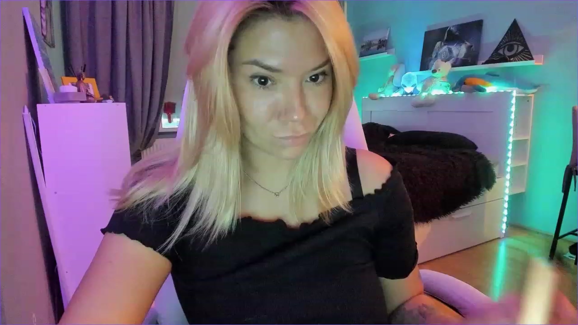 Gallery image thumbnail from NickyBlein's myfreecams stream on, 12/24/2022, 11:51 image 10 of 20