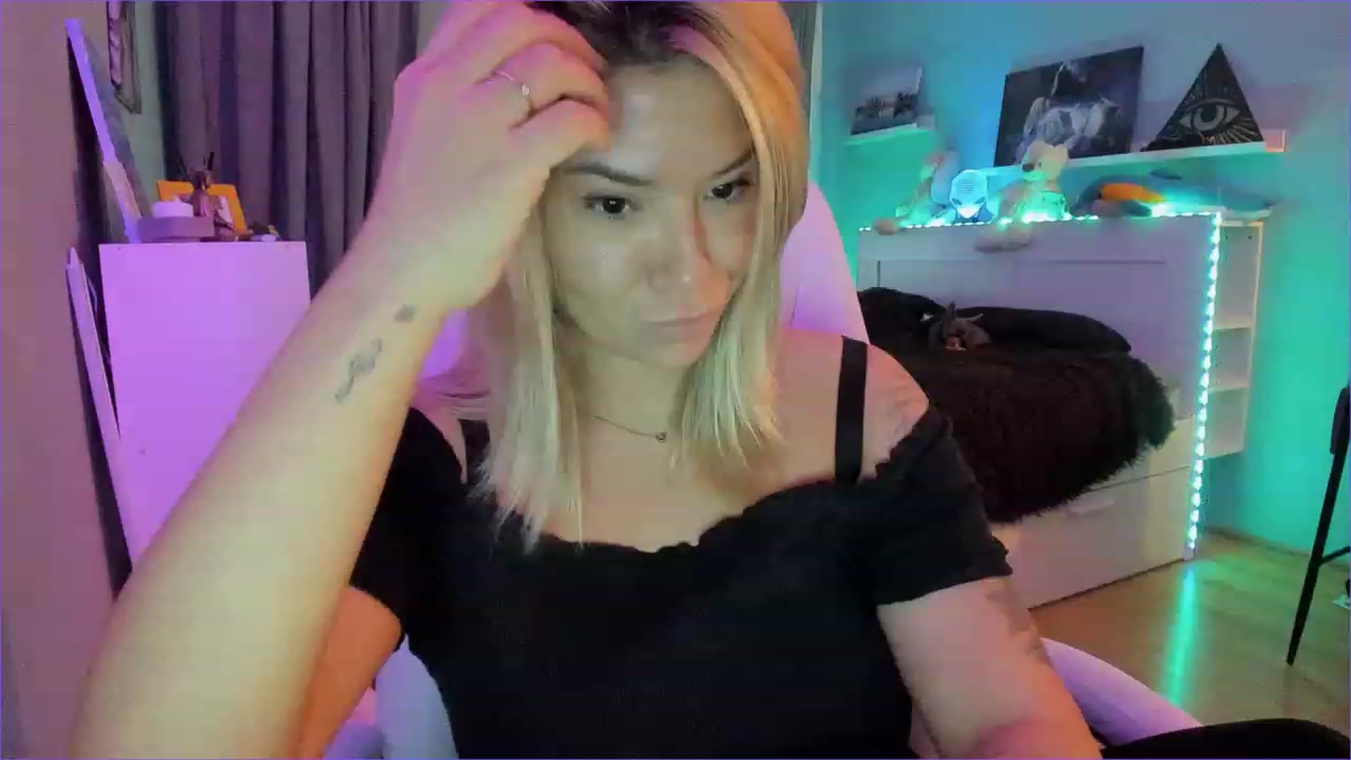 Gallery image thumbnail from NickyBlein's myfreecams stream on, 12/24/2022, 11:51 image 1 of 20