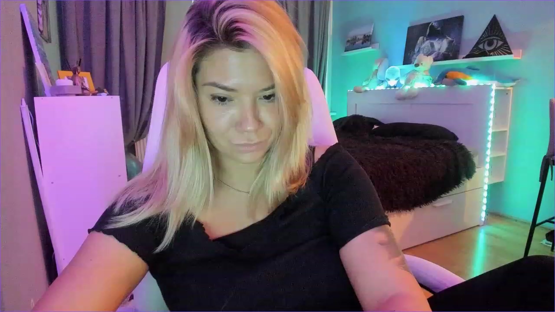 Gallery image thumbnail from NickyBlein's myfreecams stream on, 12/24/2022, 11:51 image 18 of 20