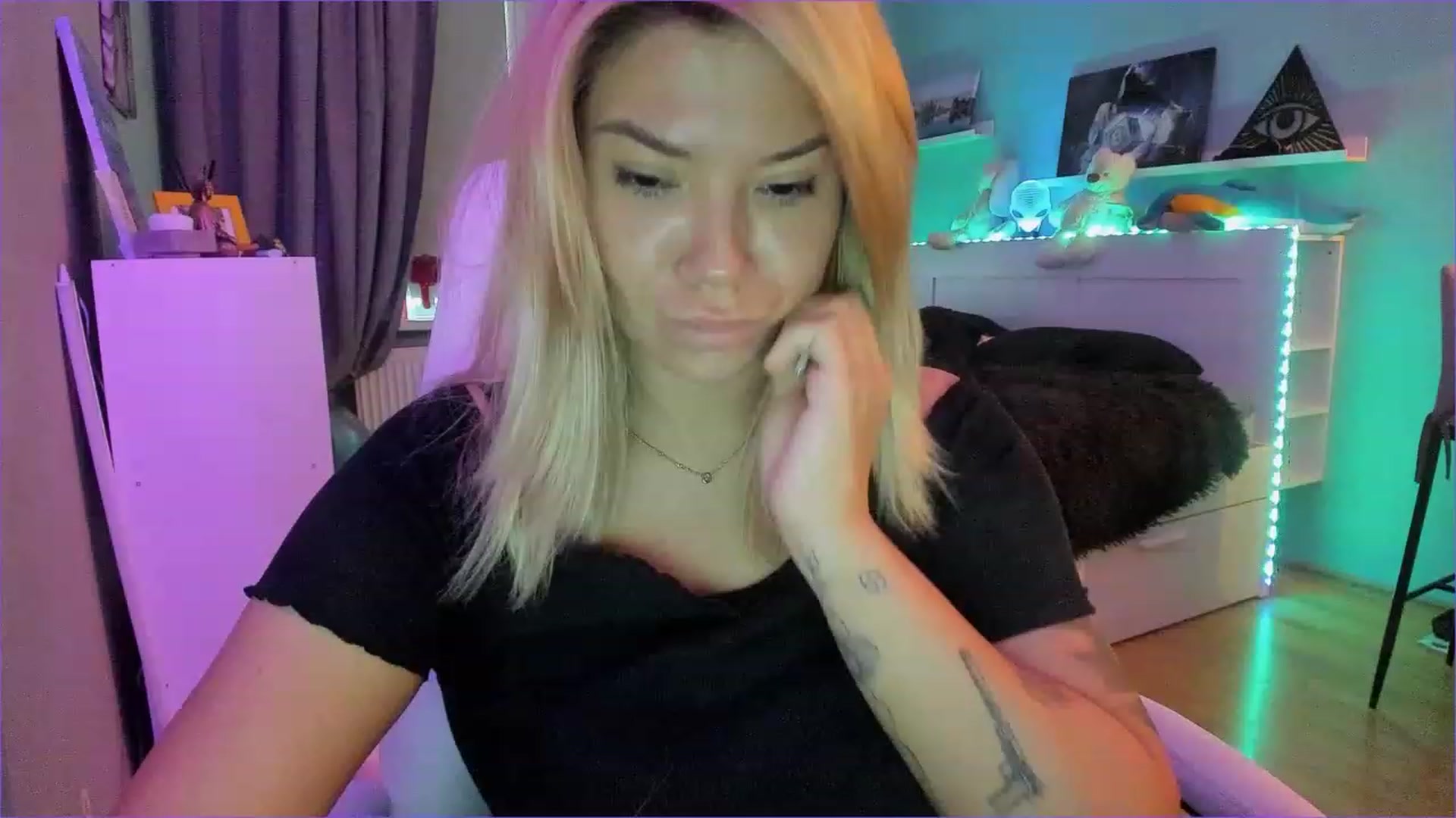 Gallery image thumbnail from NickyBlein's myfreecams stream on, 12/24/2022, 11:51 image 12 of 20