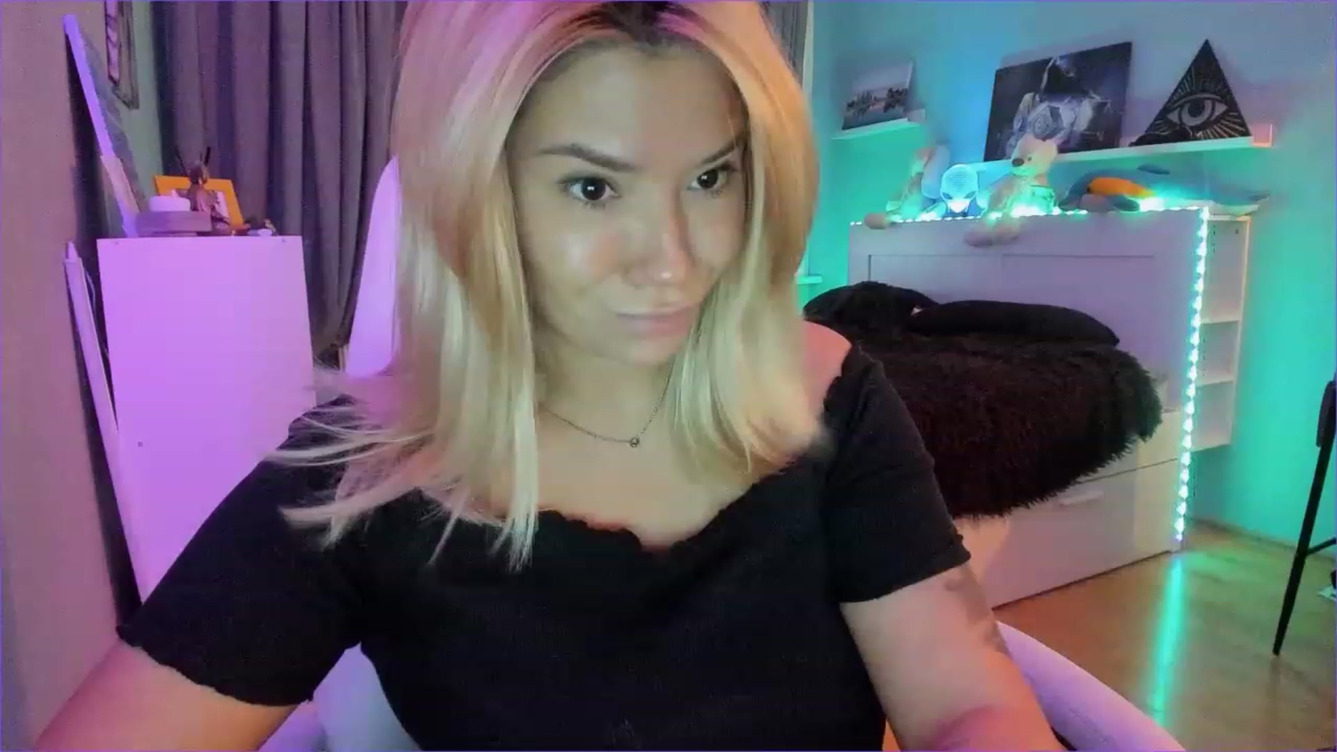 Gallery image thumbnail from NickyBlein's myfreecams stream on, 12/24/2022, 11:51 image 3 of 20