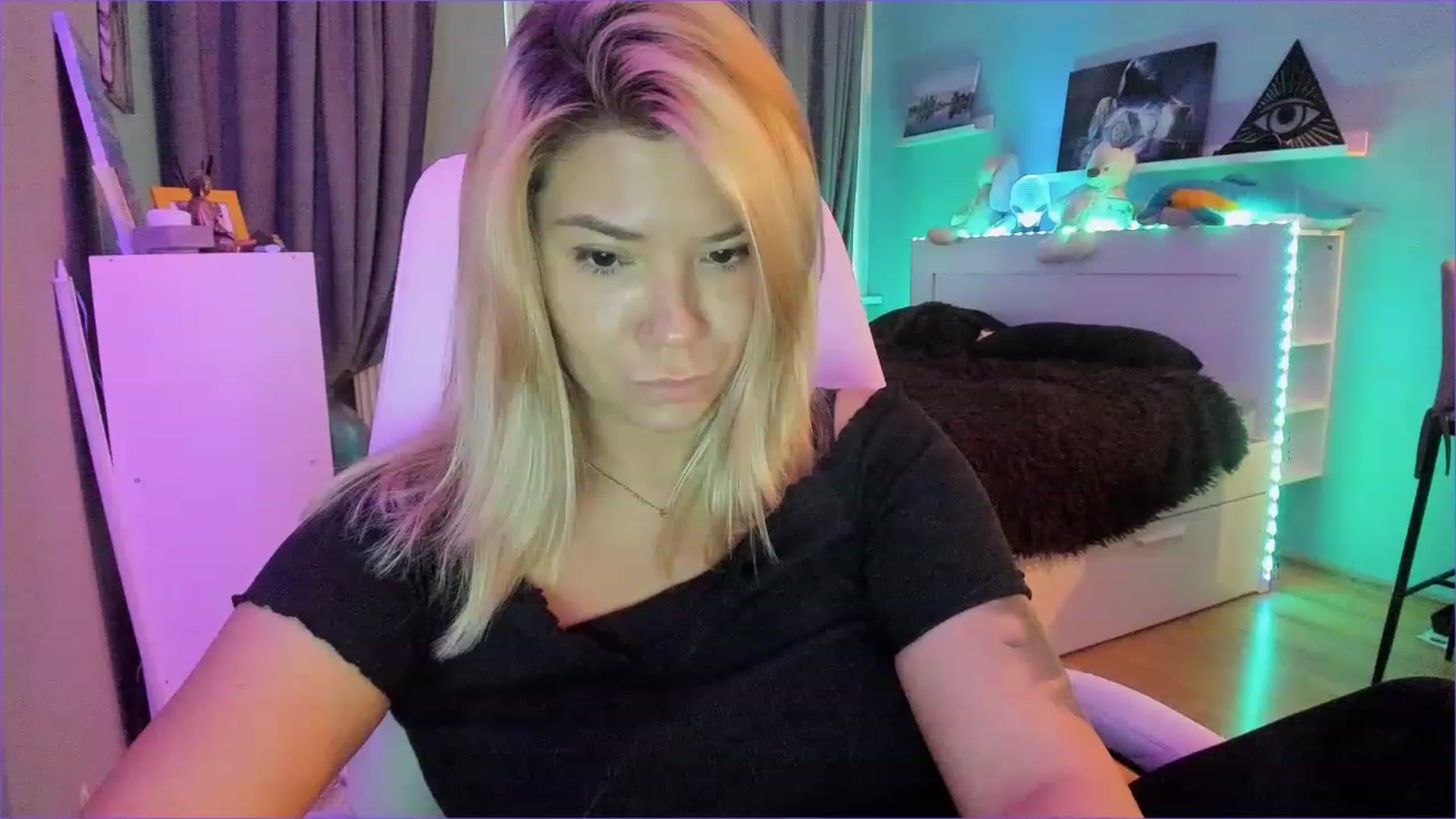 Gallery image thumbnail from NickyBlein's myfreecams stream on, 12/24/2022, 11:51 image 19 of 20