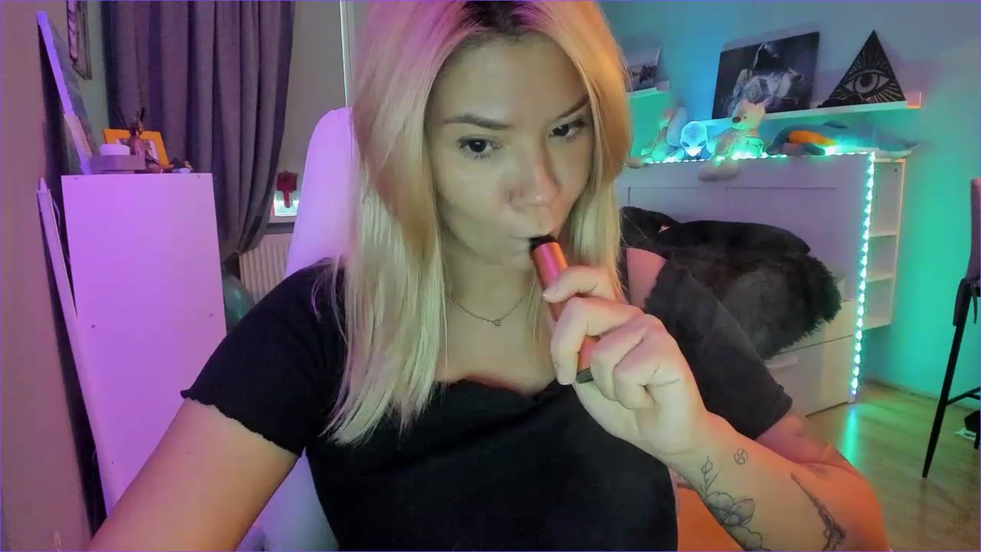 Gallery image thumbnail from NickyBlein's myfreecams stream on, 12/24/2022, 11:51 image 11 of 20