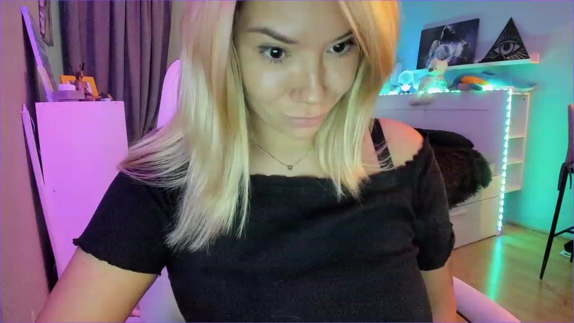 Gallery image thumbnail from NickyBlein's myfreecams stream on, 12/24/2022, 11:51 image 8 of 20