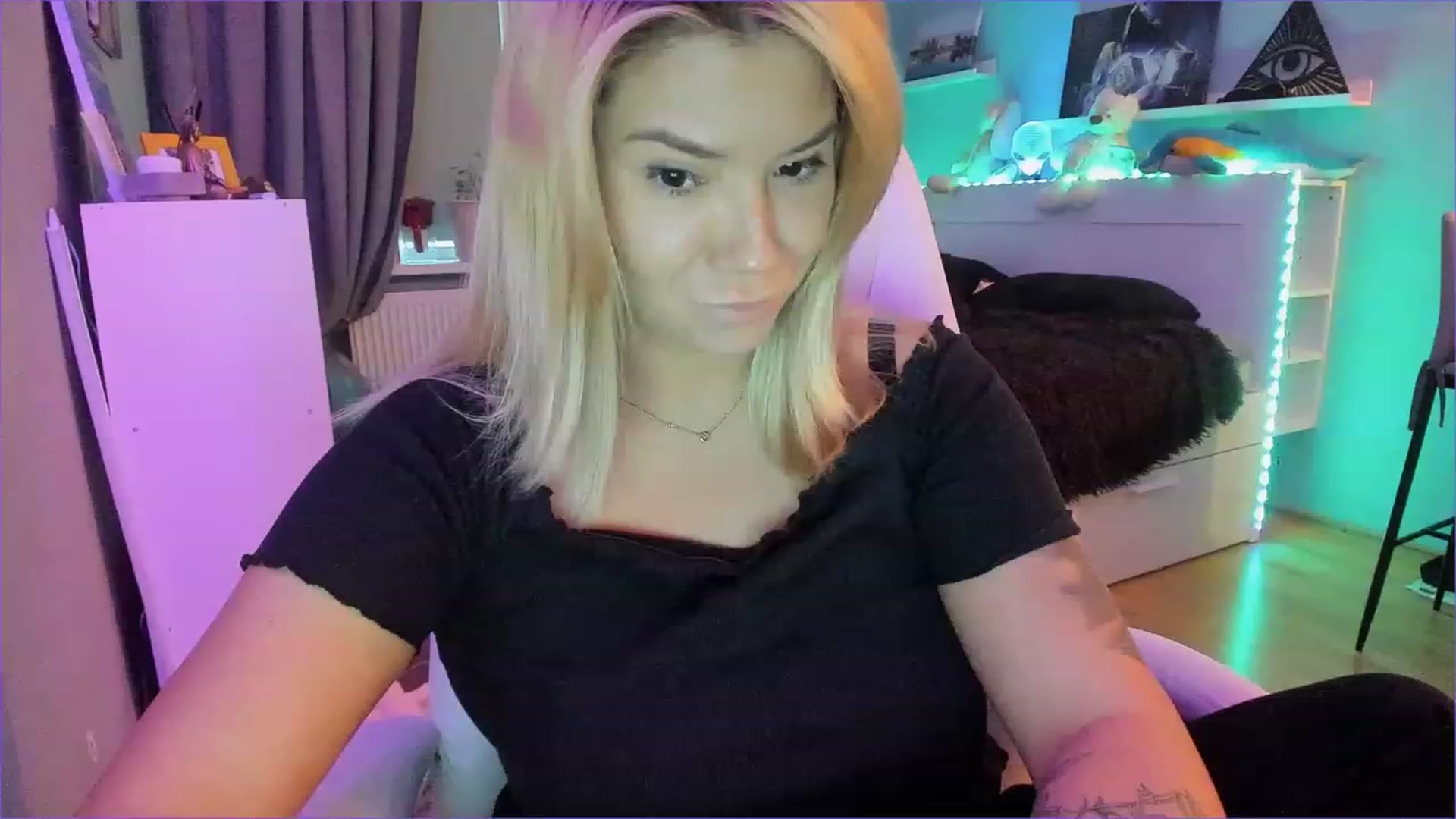 Gallery image thumbnail from NickyBlein's myfreecams stream on, 12/24/2022, 12:25 image 17 of 20