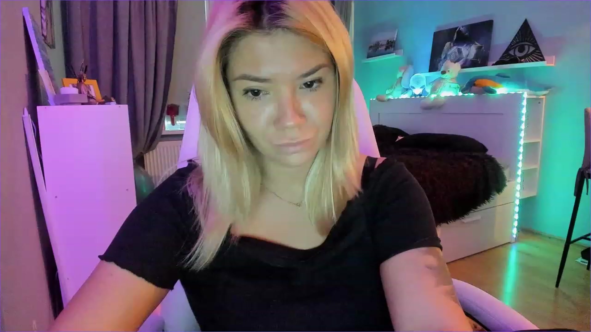 Gallery image thumbnail from NickyBlein's myfreecams stream on, 12/24/2022, 12:25 image 11 of 20