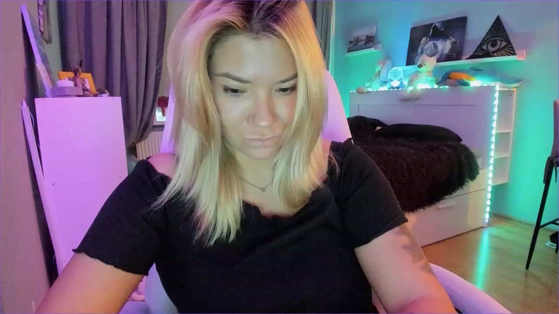 Gallery image thumbnail from NickyBlein's myfreecams stream on, 12/24/2022, 12:25 image 3 of 20