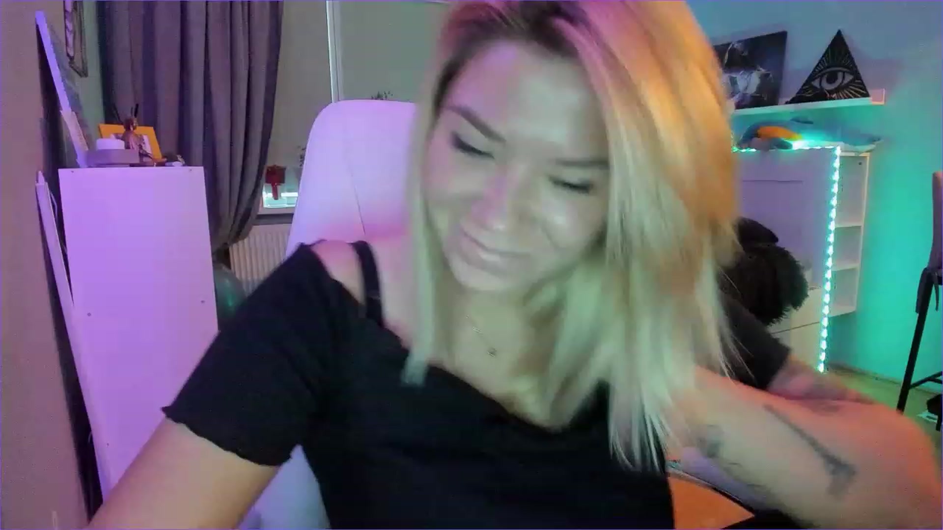 Gallery image thumbnail from NickyBlein's myfreecams stream on, 12/24/2022, 12:25 image 5 of 20