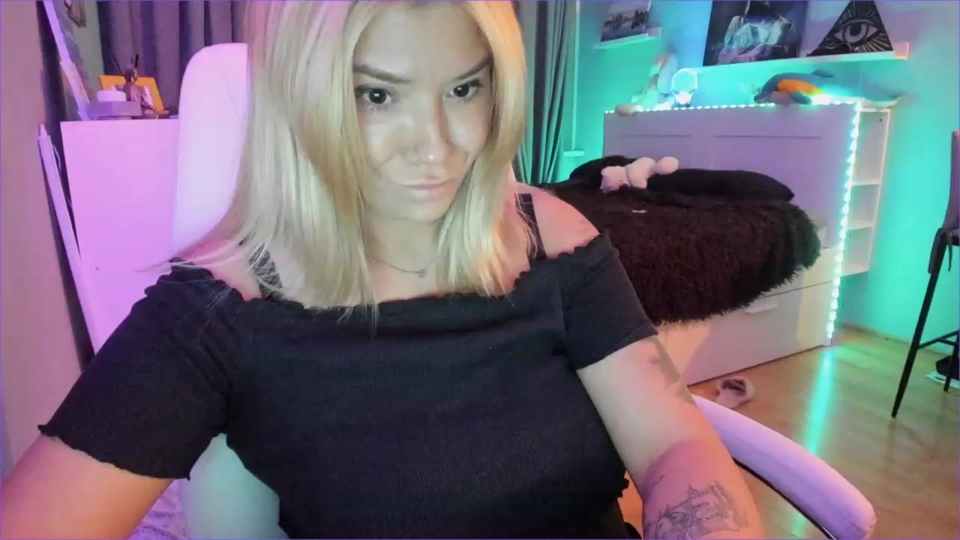 Gallery image thumbnail from NickyBlein's myfreecams stream on, 12/24/2022, 14:01 image 9 of 20