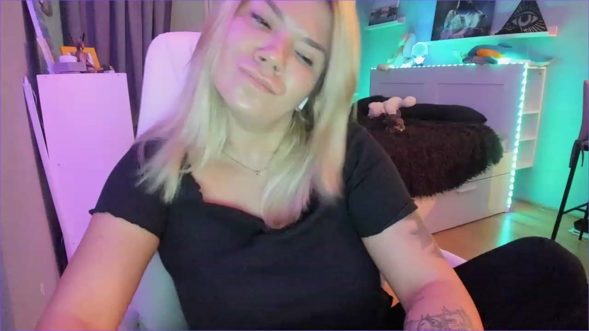 Gallery image thumbnail from NickyBlein's myfreecams stream on, 12/24/2022, 14:01 image 3 of 20
